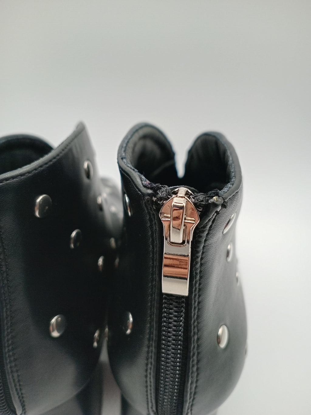 BOTA SALTO BUONAROTTI PRETO ECO PELE ZIPER TAXAS FENDA BICO QUADRADO