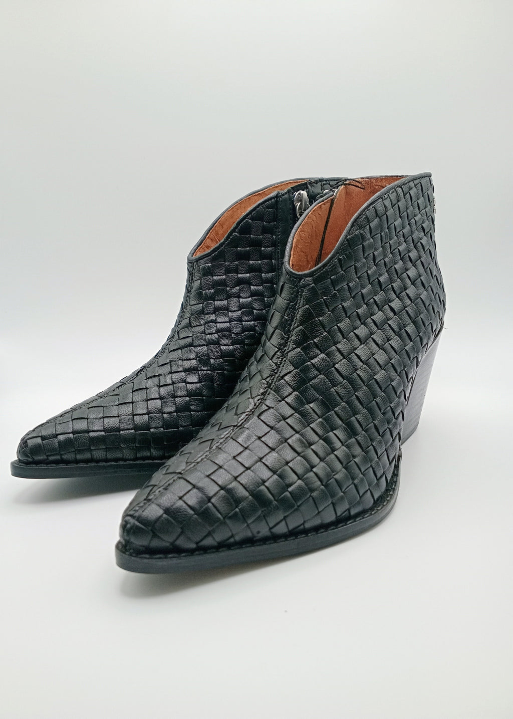 Botins Femininos Gioseppo em Pele Estilo Western com Salto Bloco Confortável, Botas de Cano Curto com Bico Fino e Zíper Lateral, Design Premium Casual