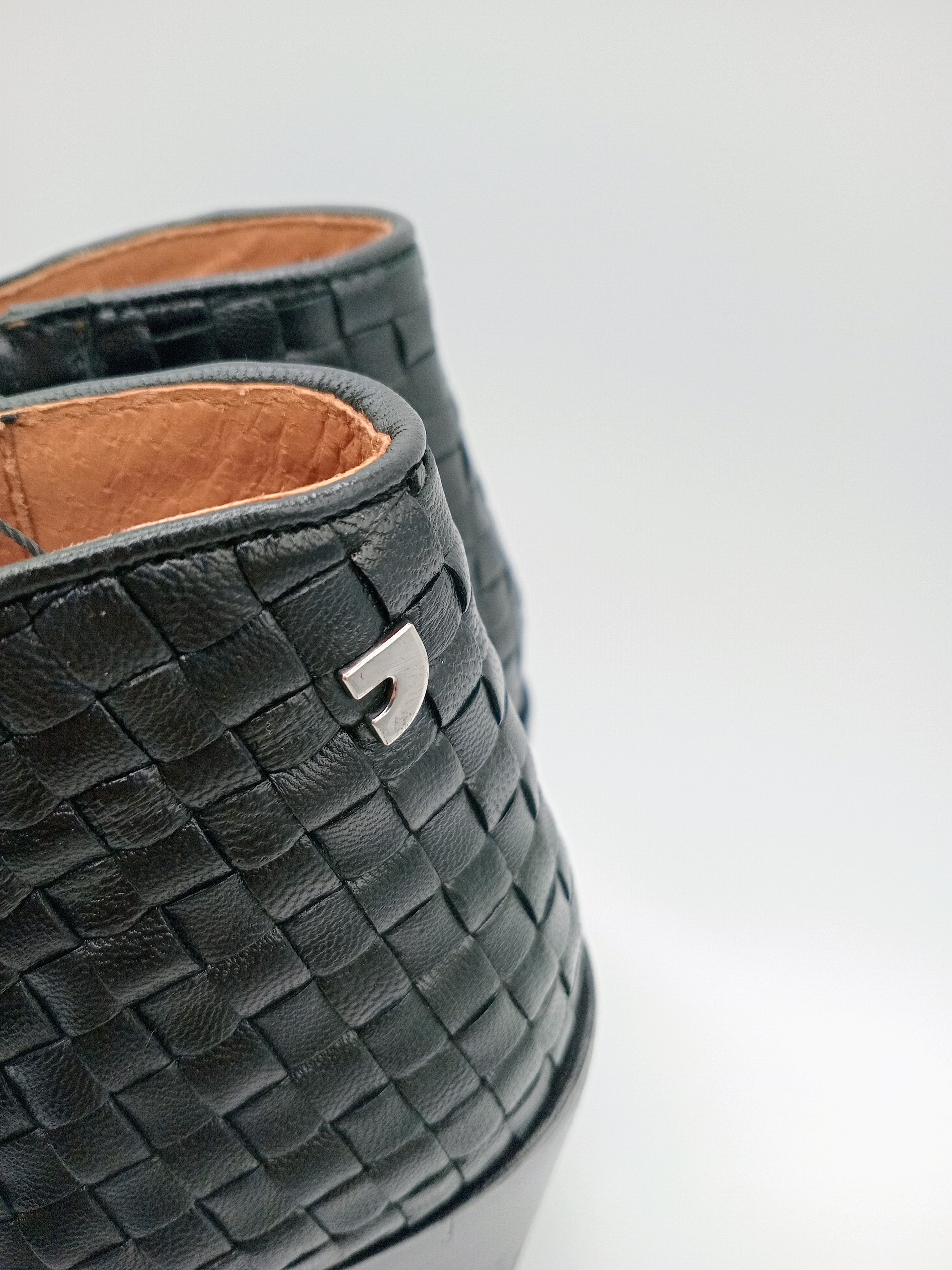 Botins Femininos Gioseppo em Pele Estilo Western com Salto Bloco Confortável, Botas de Cano Curto com Bico Fino e Zíper Lateral, Design Premium Casual