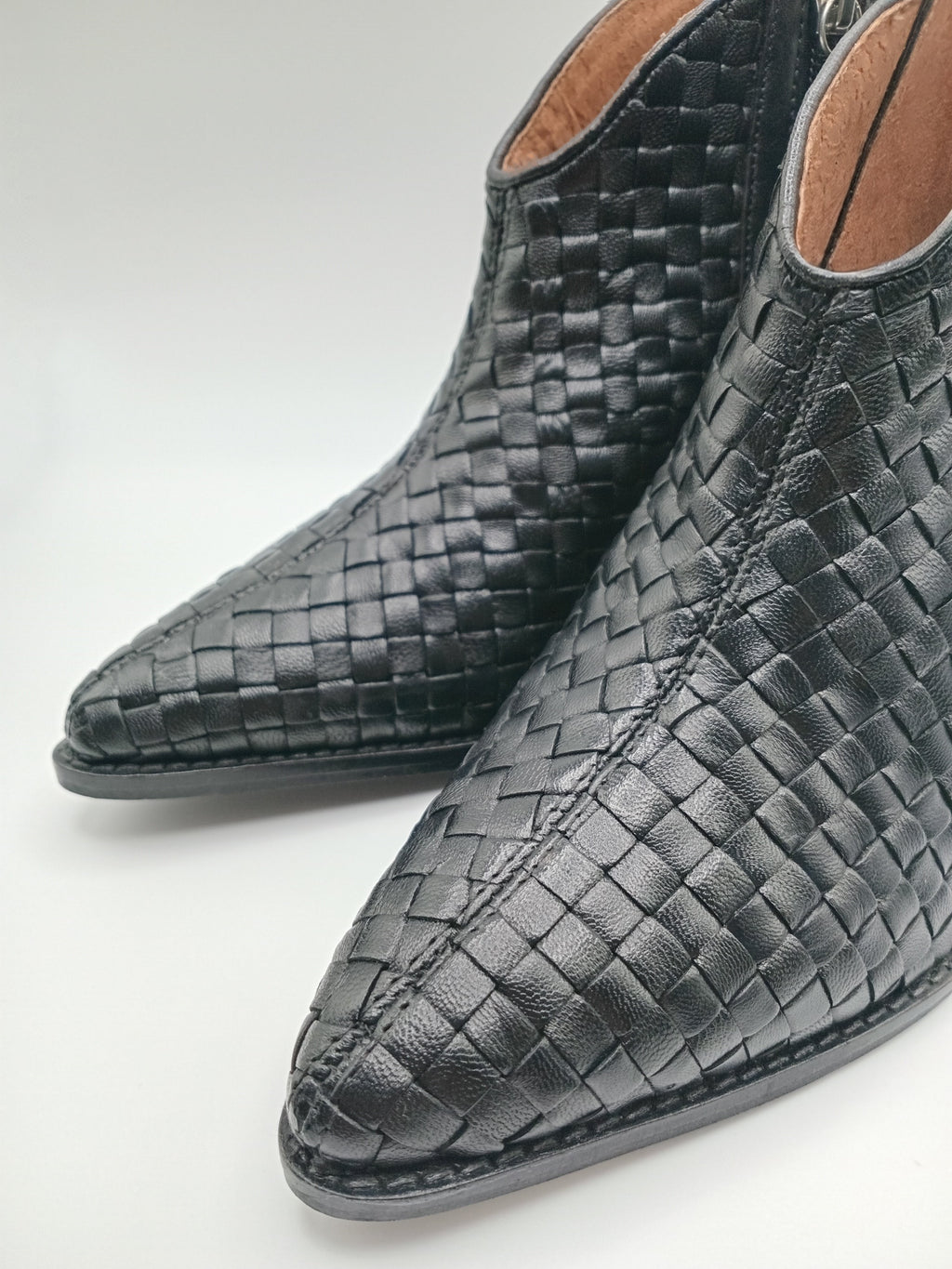 Botins Femininos Gioseppo em Pele Estilo Western com Salto Bloco Confortável, Botas de Cano Curto com Bico Fino e Zíper Lateral, Design Premium Casual