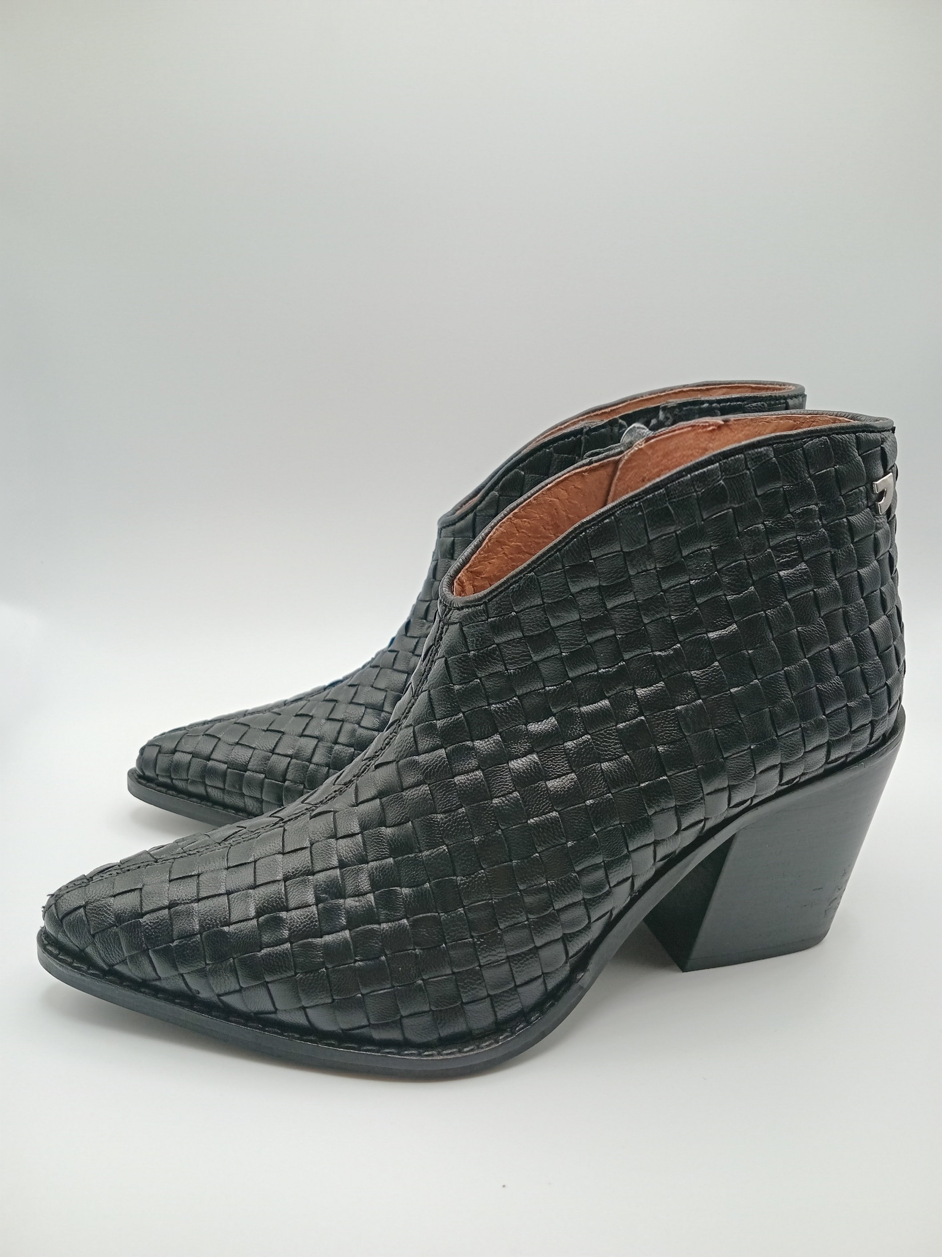 Botins Femininos Gioseppo em Pele Estilo Western com Salto Bloco Confortável, Botas de Cano Curto com Bico Fino e Zíper Lateral, Design Premium Casual