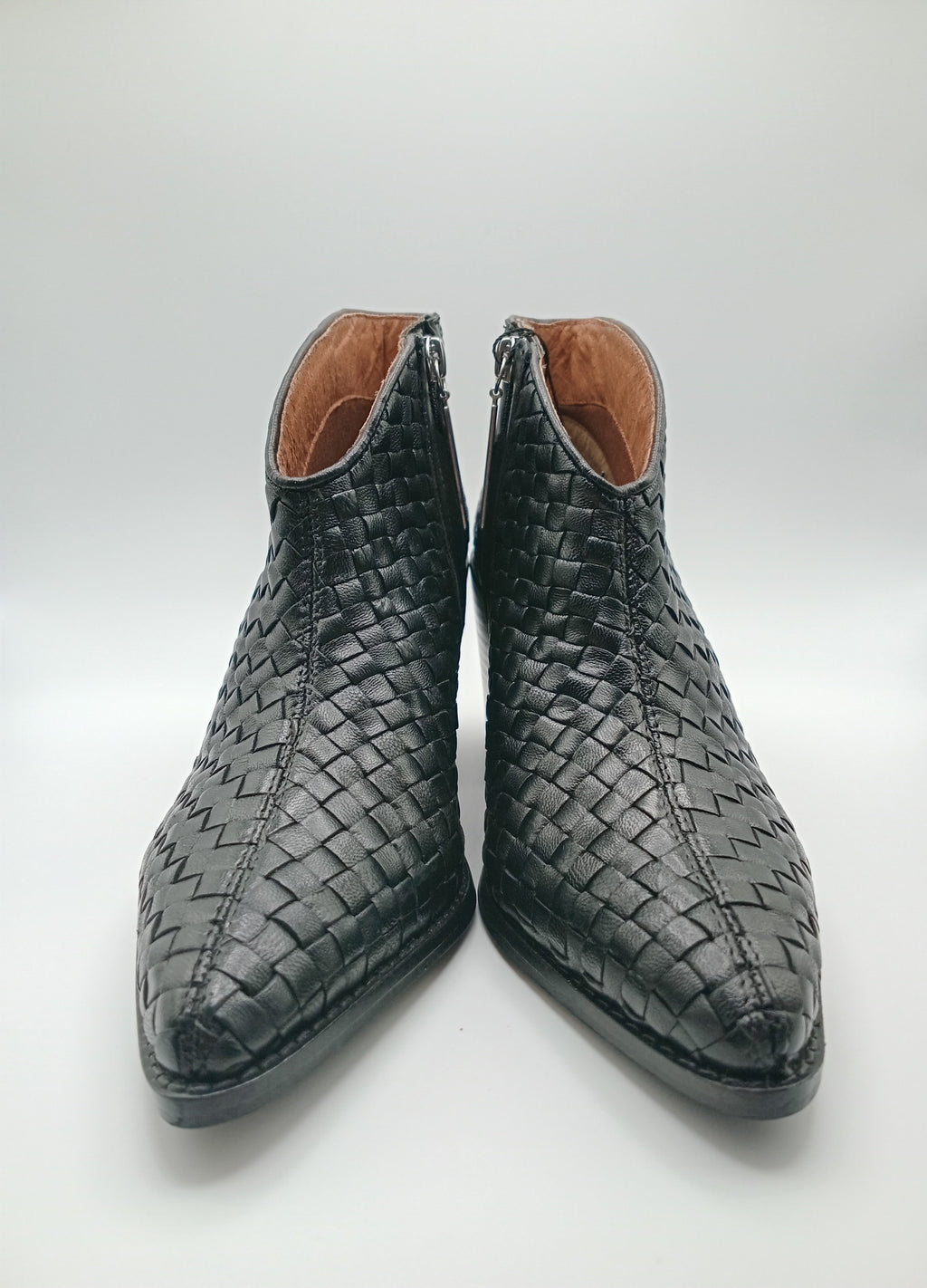 Botins Femininos Gioseppo em Pele Estilo Western com Salto Bloco Confortável, Botas de Cano Curto com Bico Fino e Zíper Lateral, Design Premium Casual