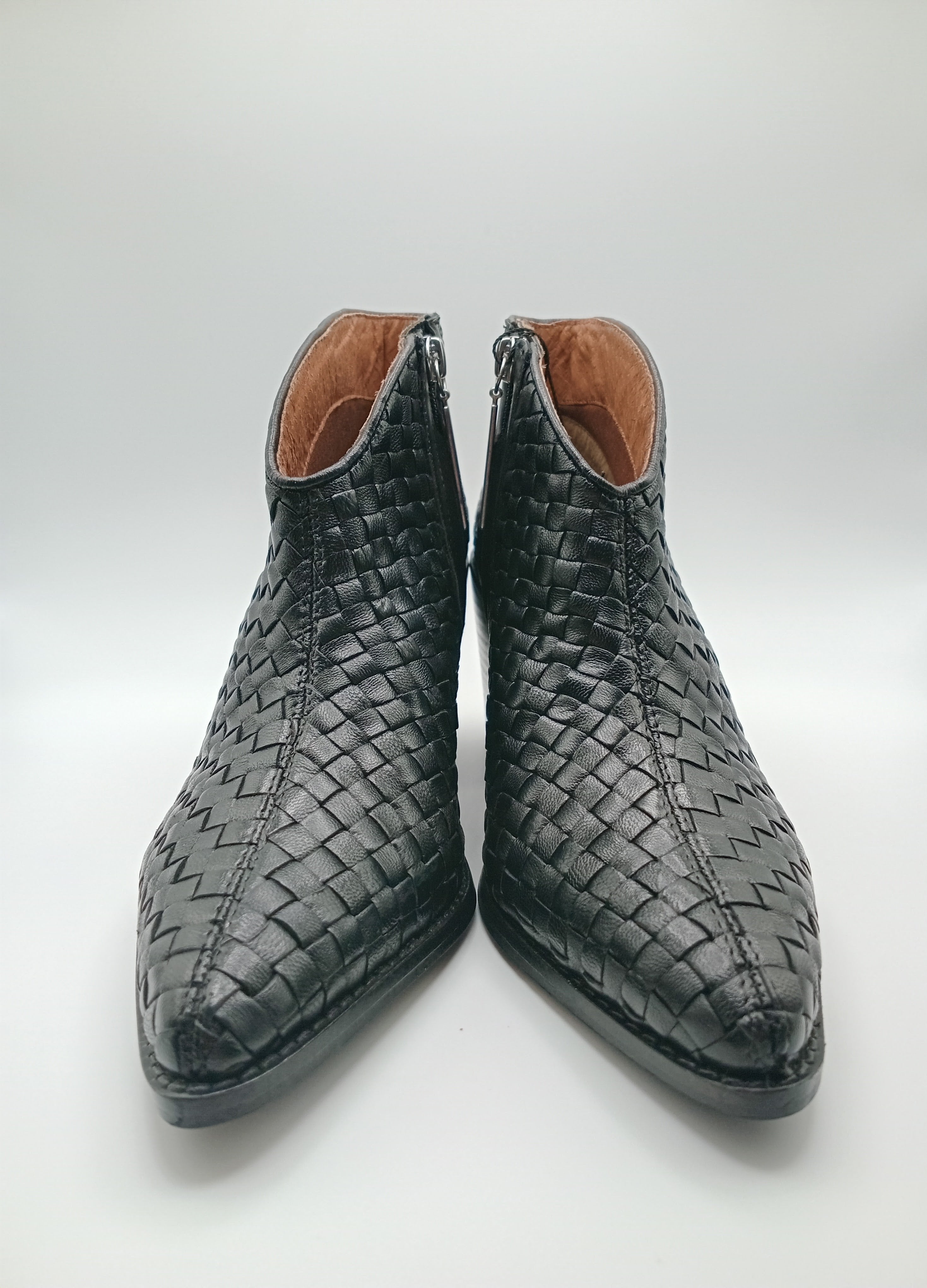 Botins Femininos Gioseppo em Pele Estilo Western com Salto Bloco Confortável, Botas de Cano Curto com Bico Fino e Zíper Lateral, Design Premium Casual