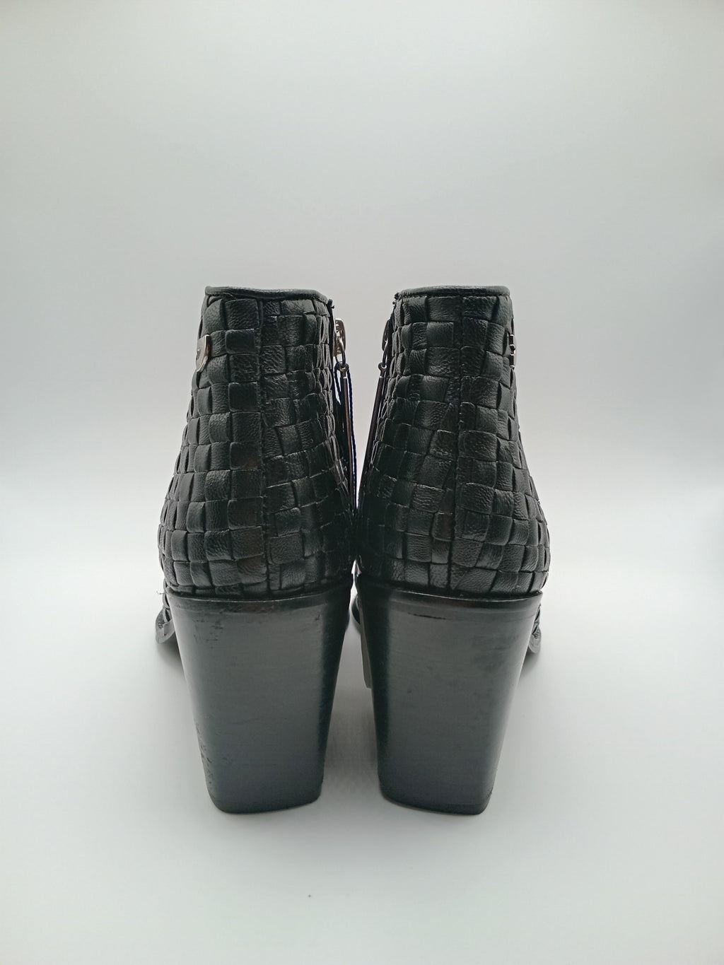 Botins Femininos Gioseppo em Pele Estilo Western com Salto Bloco Confortável, Botas de Cano Curto com Bico Fino e Zíper Lateral, Design Premium Casual