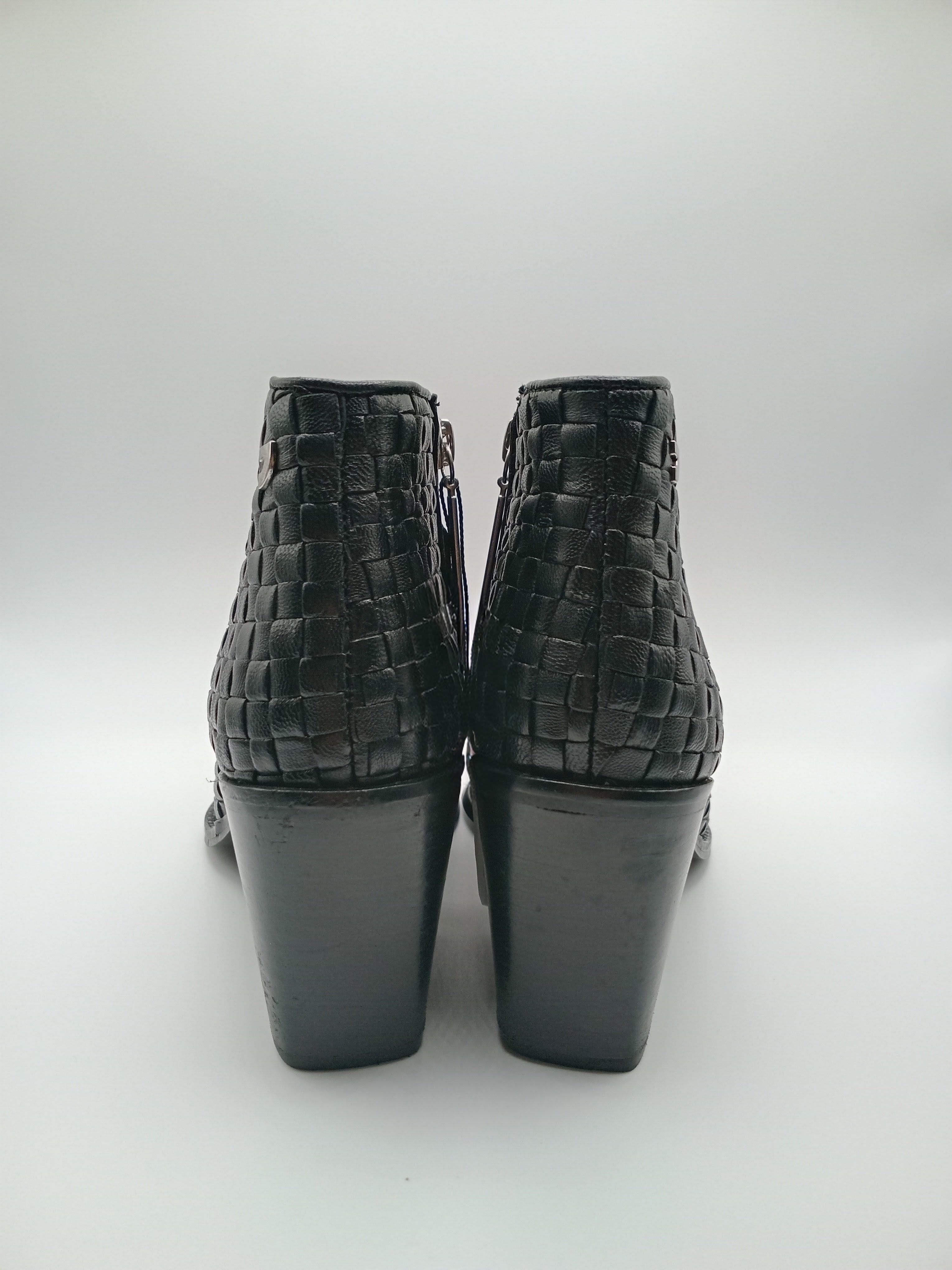 Botins Femininos Gioseppo em Pele Estilo Western com Salto Bloco Confortável, Botas de Cano Curto com Bico Fino e Zíper Lateral, Design Premium Casual