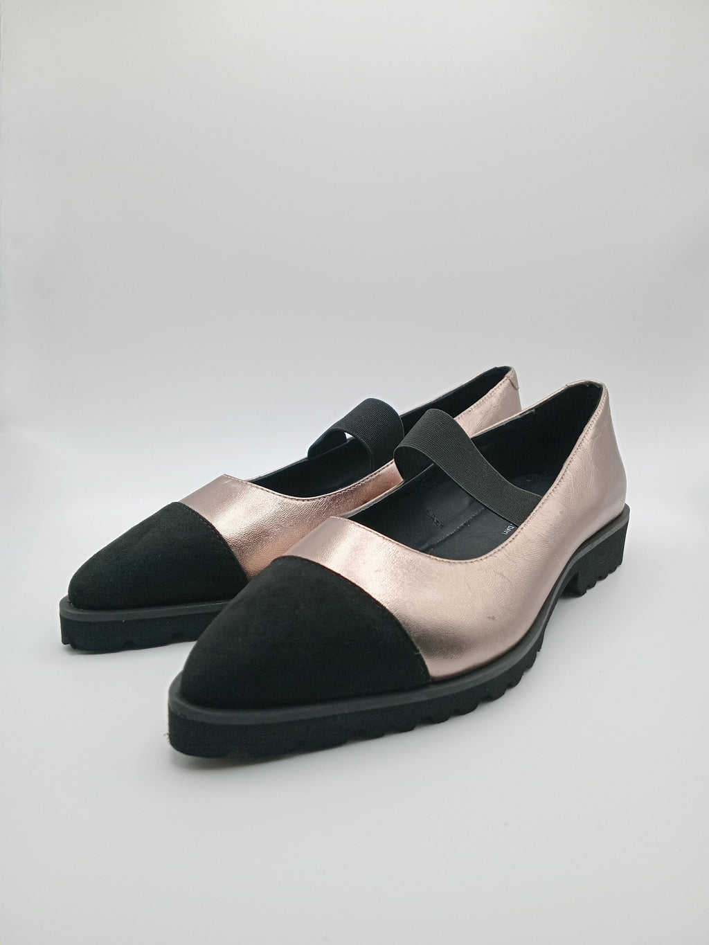 Sapatos Mary Jane Gioseppo em Ouro Rosa e Preto; Sabrinas com Elástico e Sola Tratorada Confortável para Senhora.