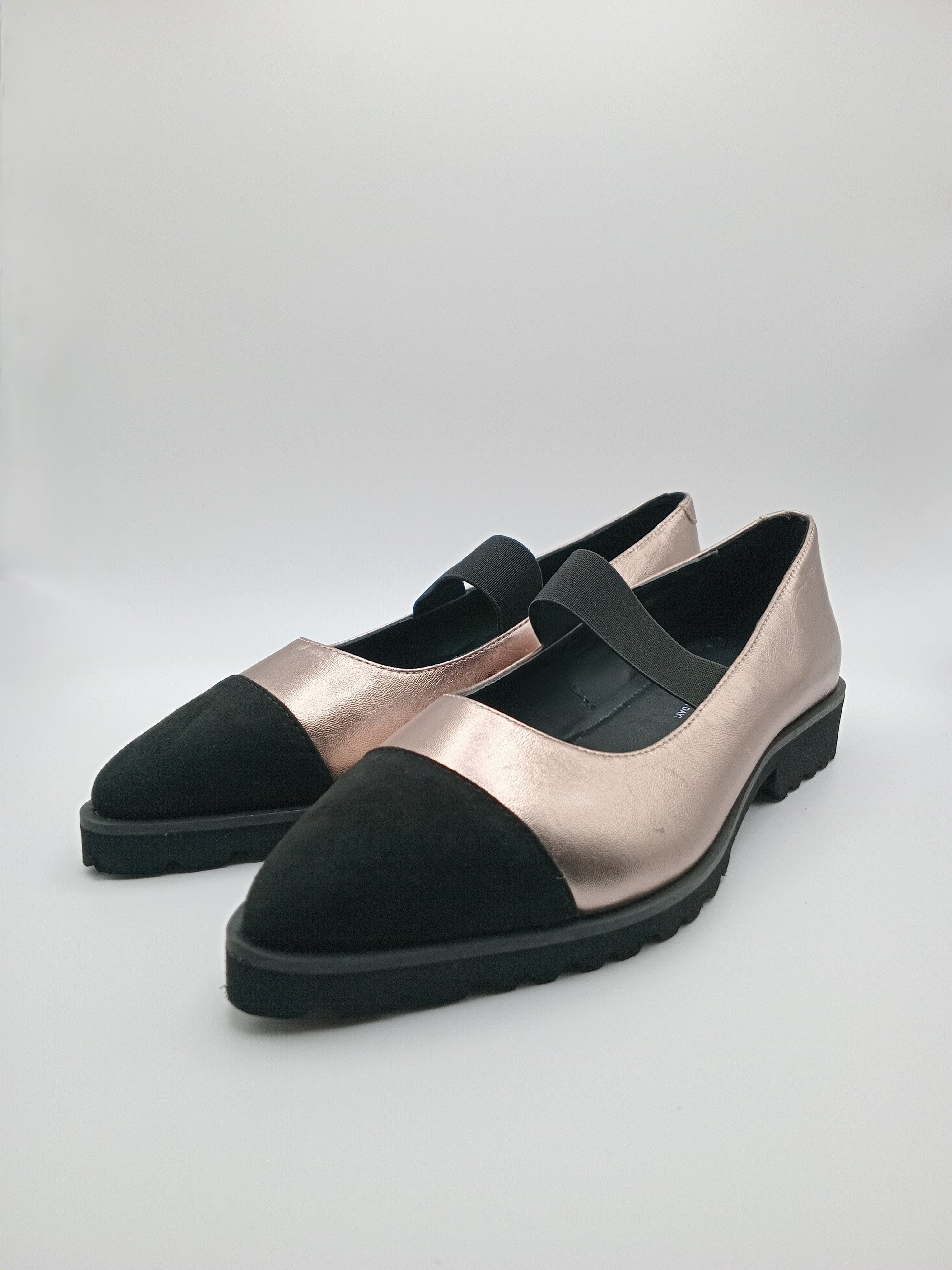 Sapatos Mary Jane Gioseppo em Ouro Rosa e Preto; Sabrinas com Elástico e Sola Tratorada Confortável para Senhora.
