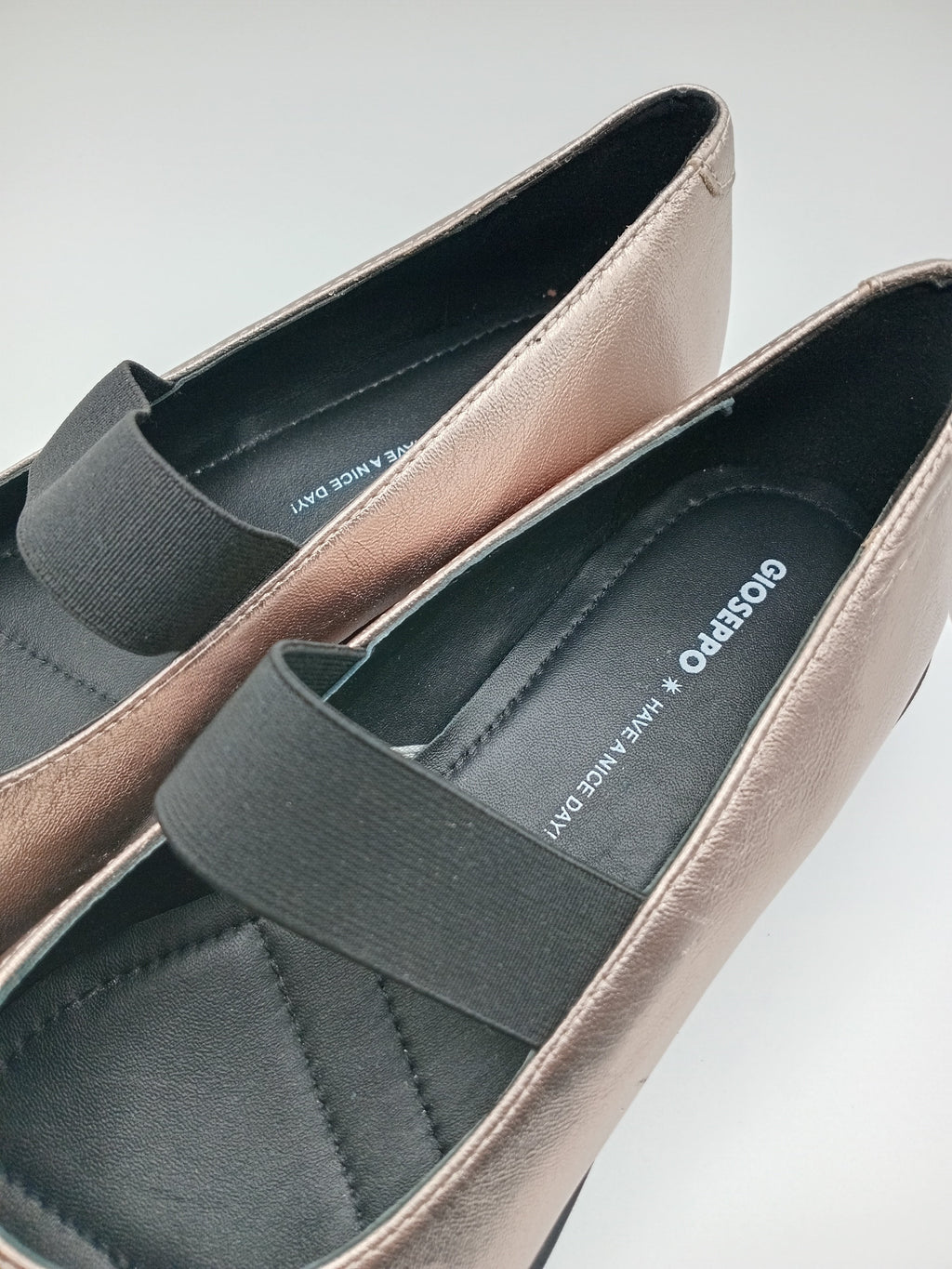 Sapatos Mary Jane Gioseppo em Ouro Rosa e Preto; Sabrinas com Elástico e Sola Tratorada Confortável para Senhora.