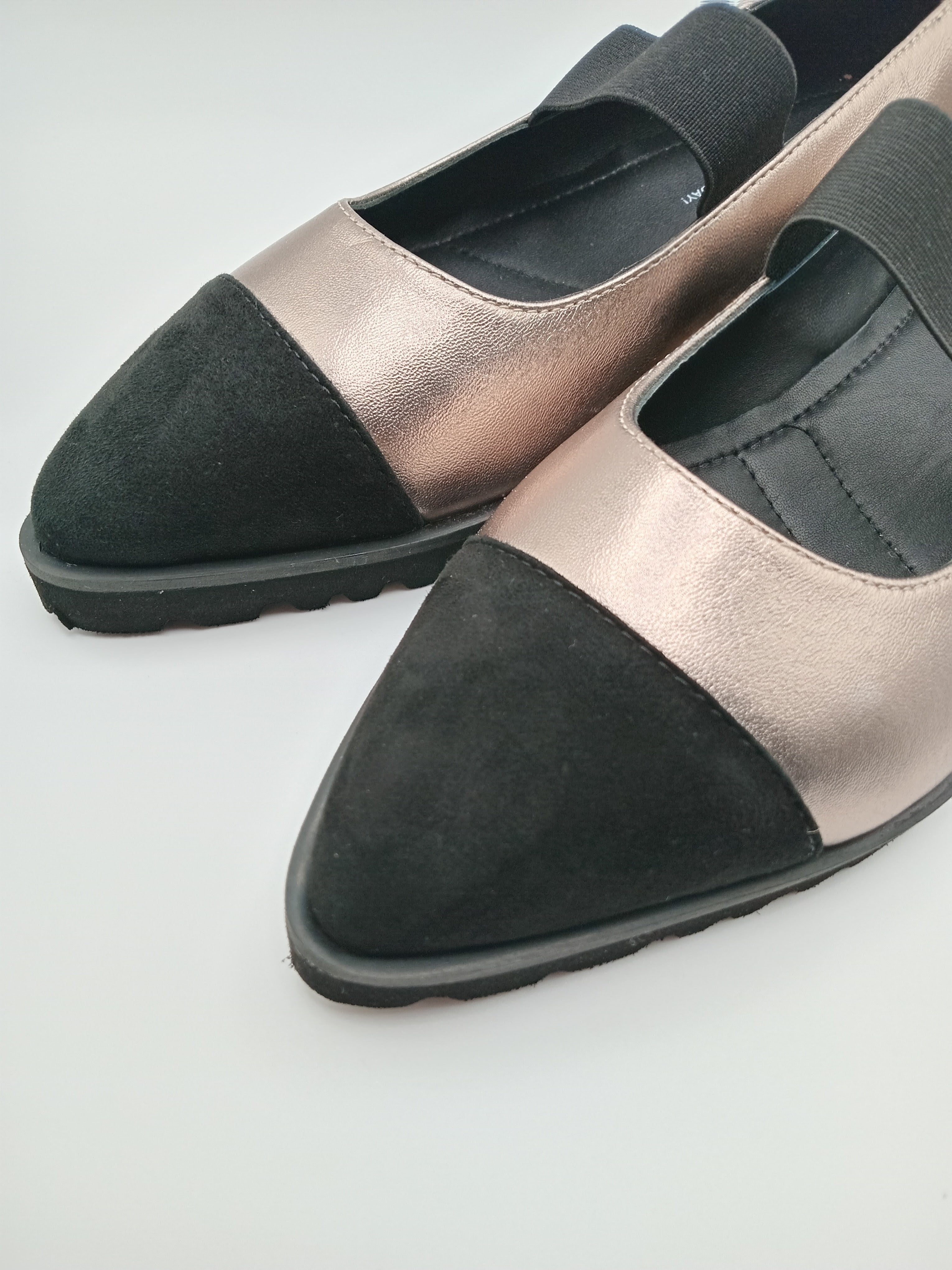 Sapatos Mary Jane Gioseppo em Ouro Rosa e Preto; Sabrinas com Elástico e Sola Tratorada Confortável para Senhora.