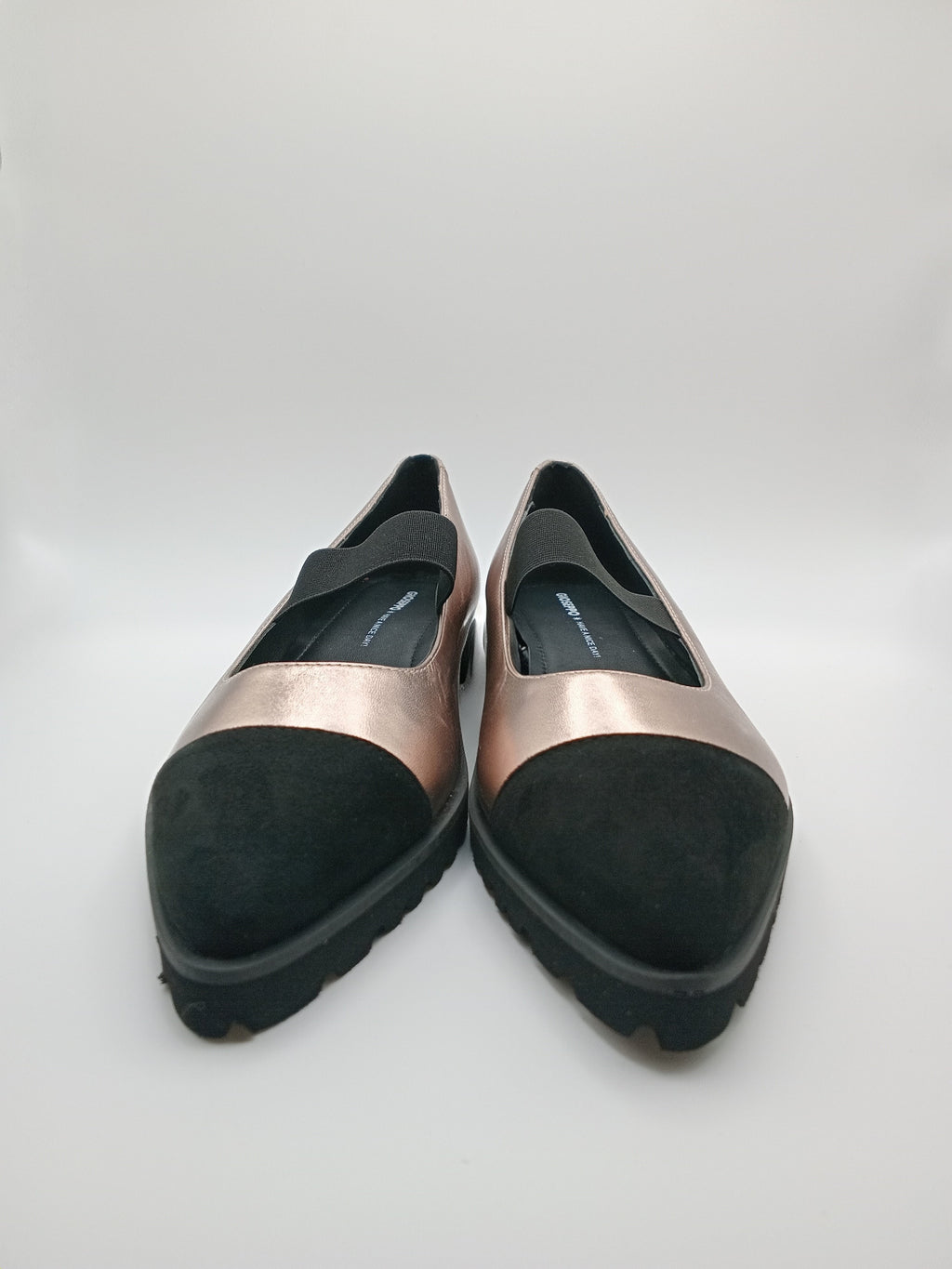 Sapatos Mary Jane Gioseppo em Ouro Rosa e Preto; Sabrinas com Elástico e Sola Tratorada Confortável para Senhora.
