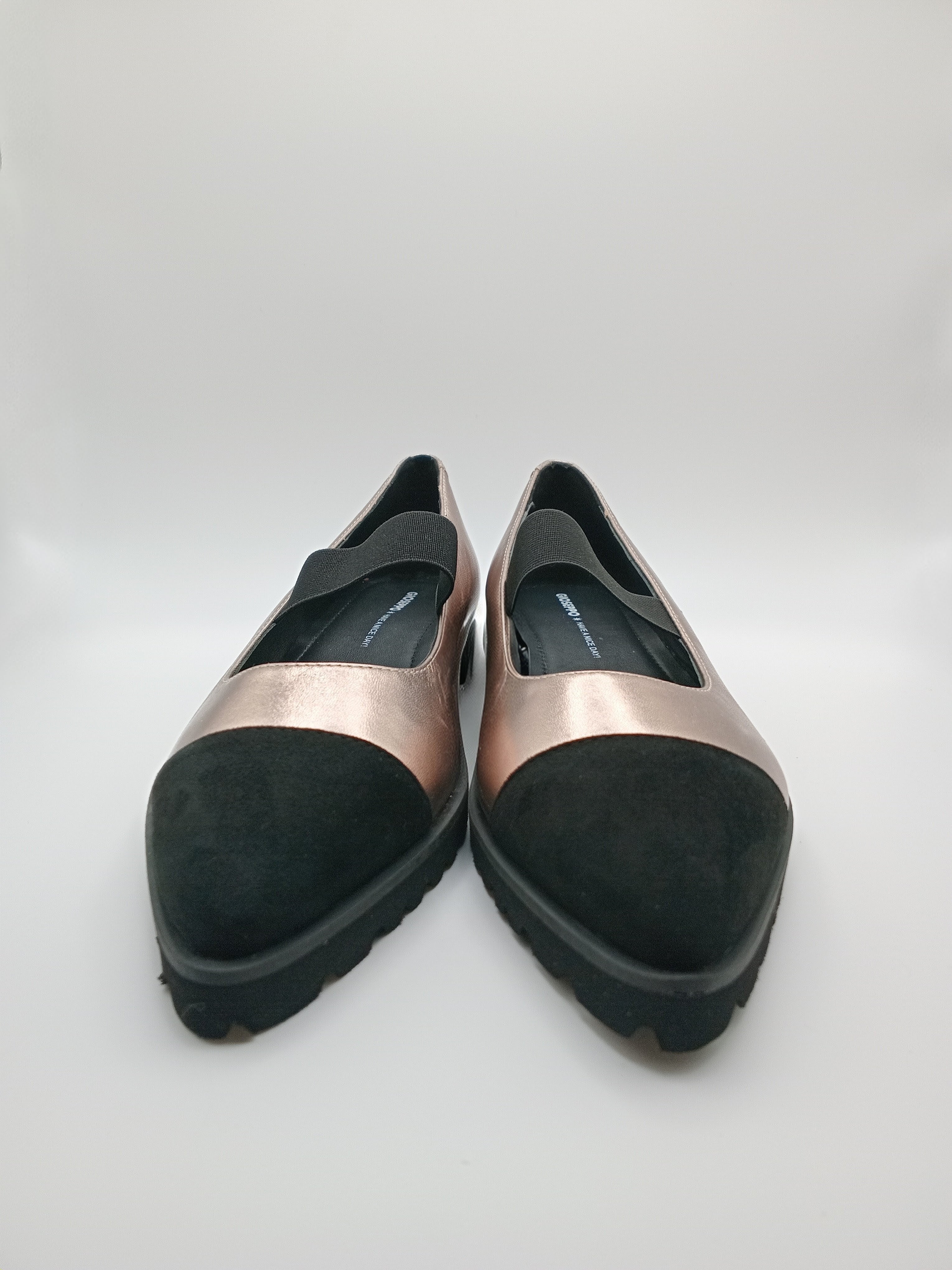 Sapatos Mary Jane Gioseppo em Ouro Rosa e Preto; Sabrinas com Elástico e Sola Tratorada Confortável para Senhora.