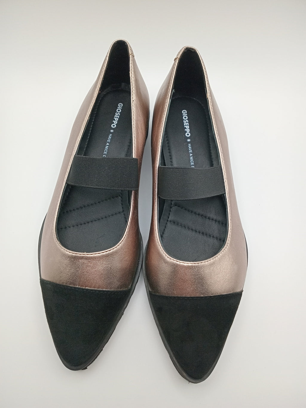 Sapatos Mary Jane Gioseppo em Ouro Rosa e Preto; Sabrinas com Elástico e Sola Tratorada Confortável para Senhora.