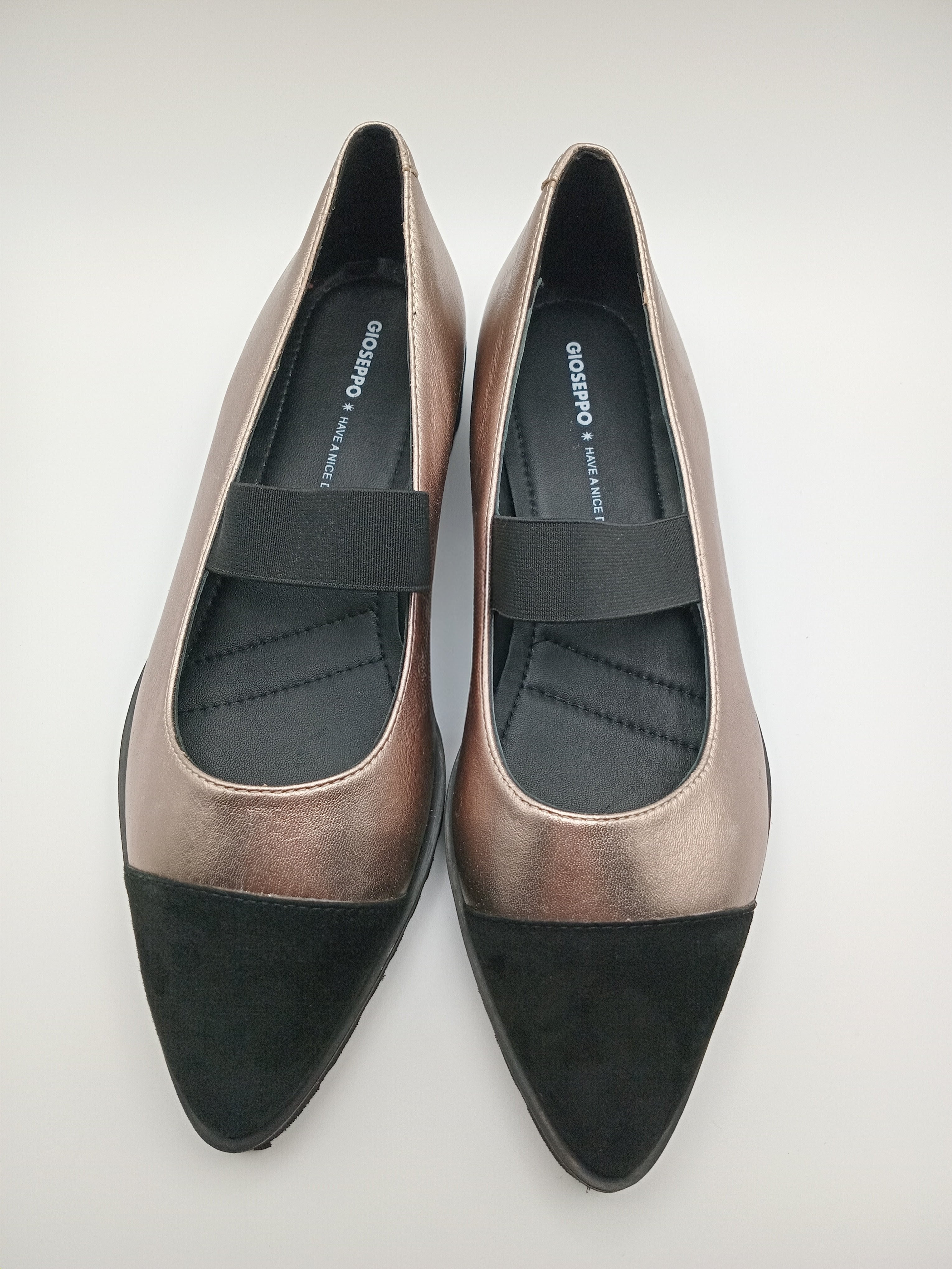 Sapatos Mary Jane Gioseppo em Ouro Rosa e Preto; Sabrinas com Elástico e Sola Tratorada Confortável para Senhora.
