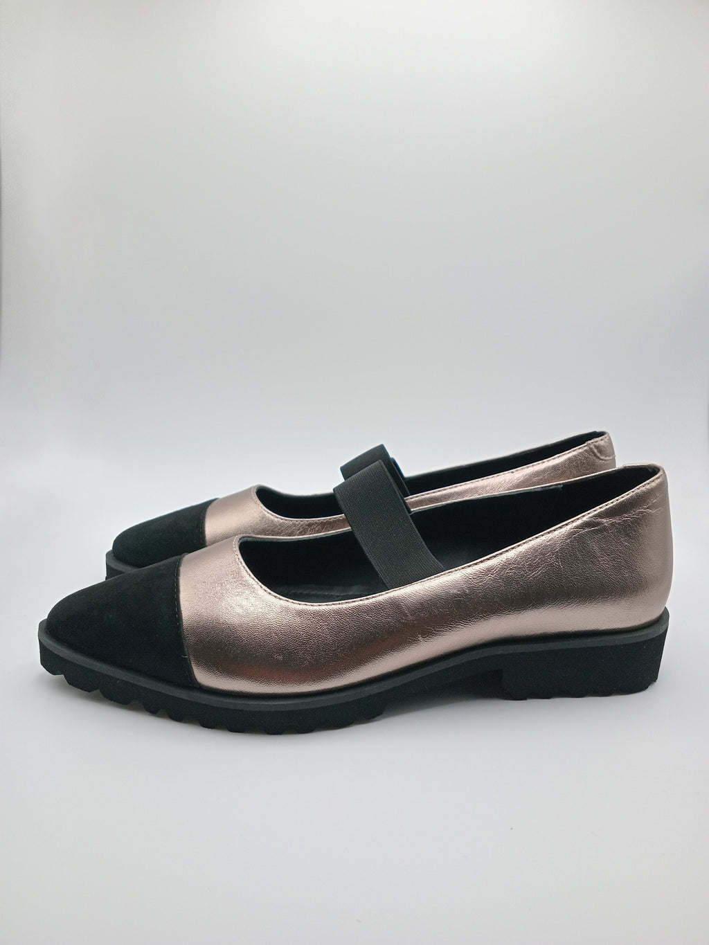 Sapatos Mary Jane Gioseppo em Ouro Rosa e Preto; Sabrinas com Elástico e Sola Tratorada Confortável para Senhora.