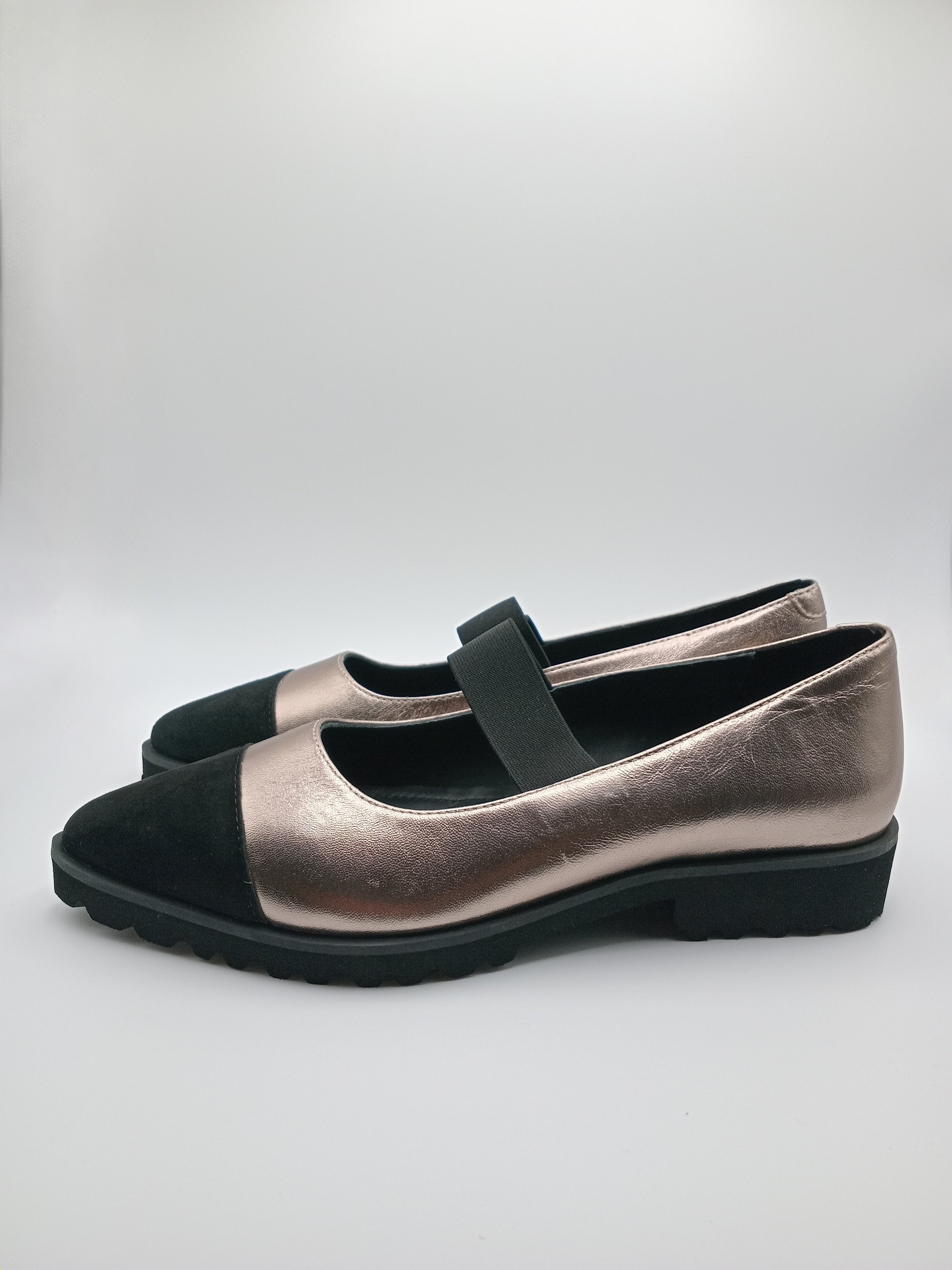 Sapatos Mary Jane Gioseppo em Ouro Rosa e Preto; Sabrinas com Elástico e Sola Tratorada Confortável para Senhora.
