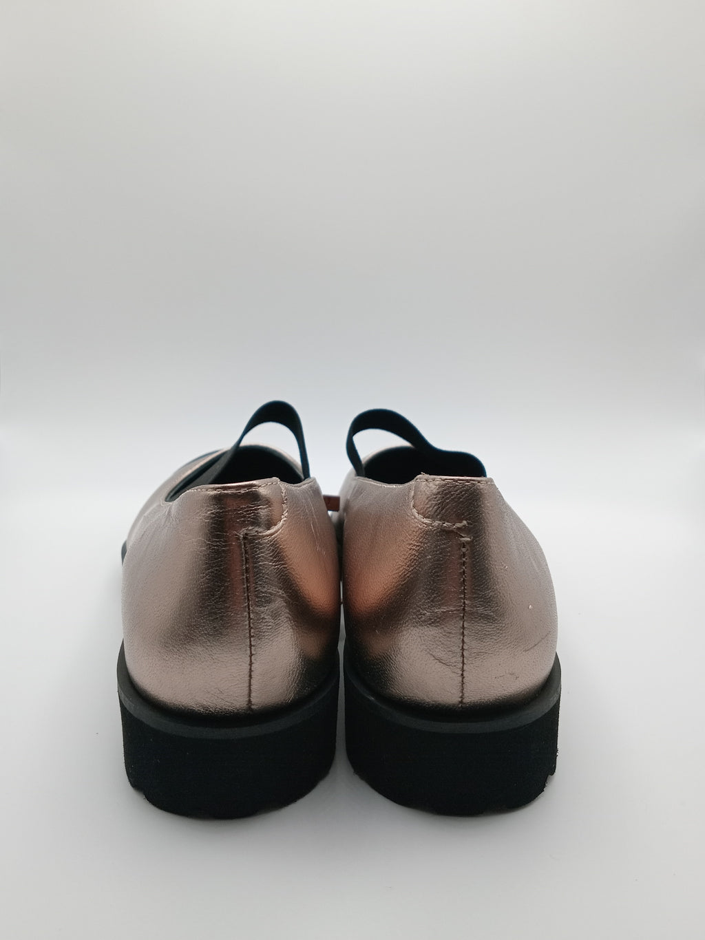 Sapatos Mary Jane Gioseppo em Ouro Rosa e Preto; Sabrinas com Elástico e Sola Tratorada Confortável para Senhora.