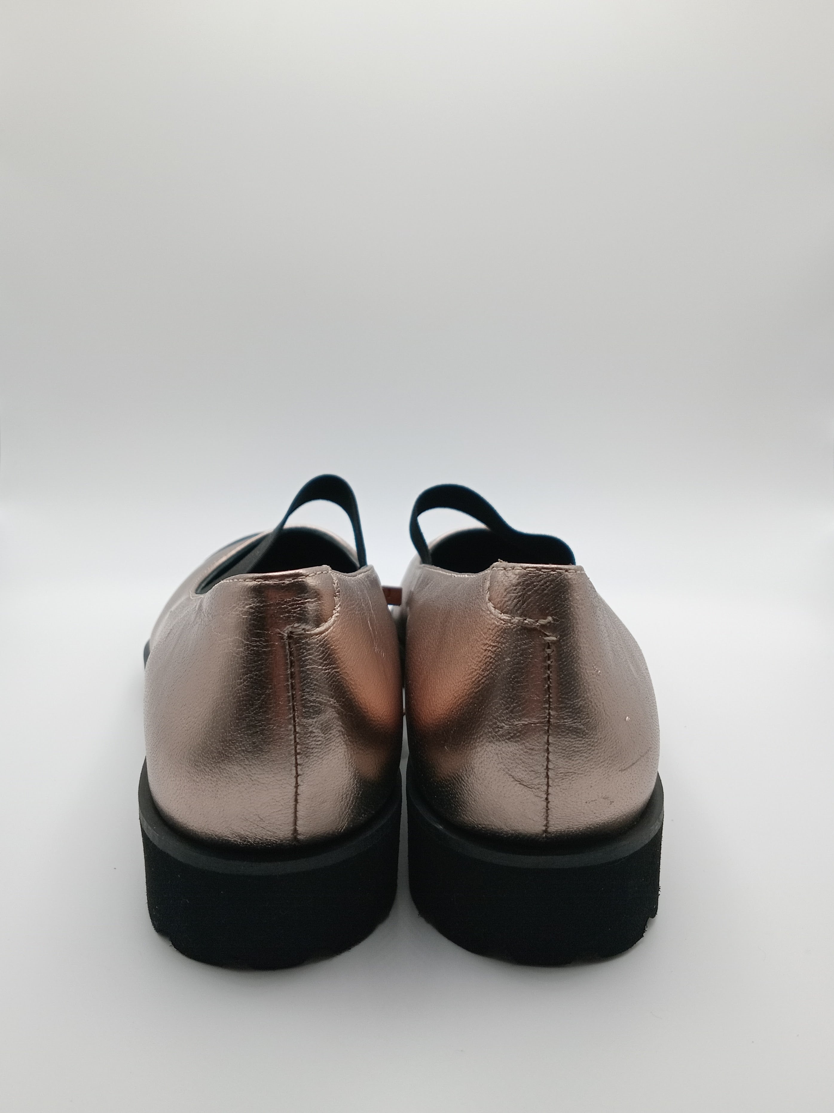 Sapatos Mary Jane Gioseppo em Ouro Rosa e Preto; Sabrinas com Elástico e Sola Tratorada Confortável para Senhora.