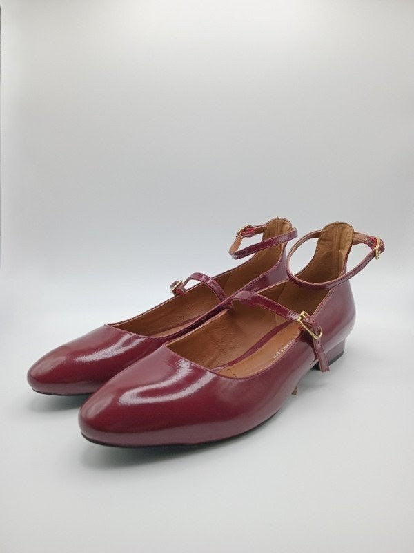 Sapatos Mary Jane Femininos Gioseppo em Verniz Bordeaux; Sabrinas Elegantes com Tira Dupla e Fivela Ajustável; Calçado Confortável com Salto Baixo para Festa e Trabalho; Sapatos de Senhora Modernos em Pele Sintética Brilhante