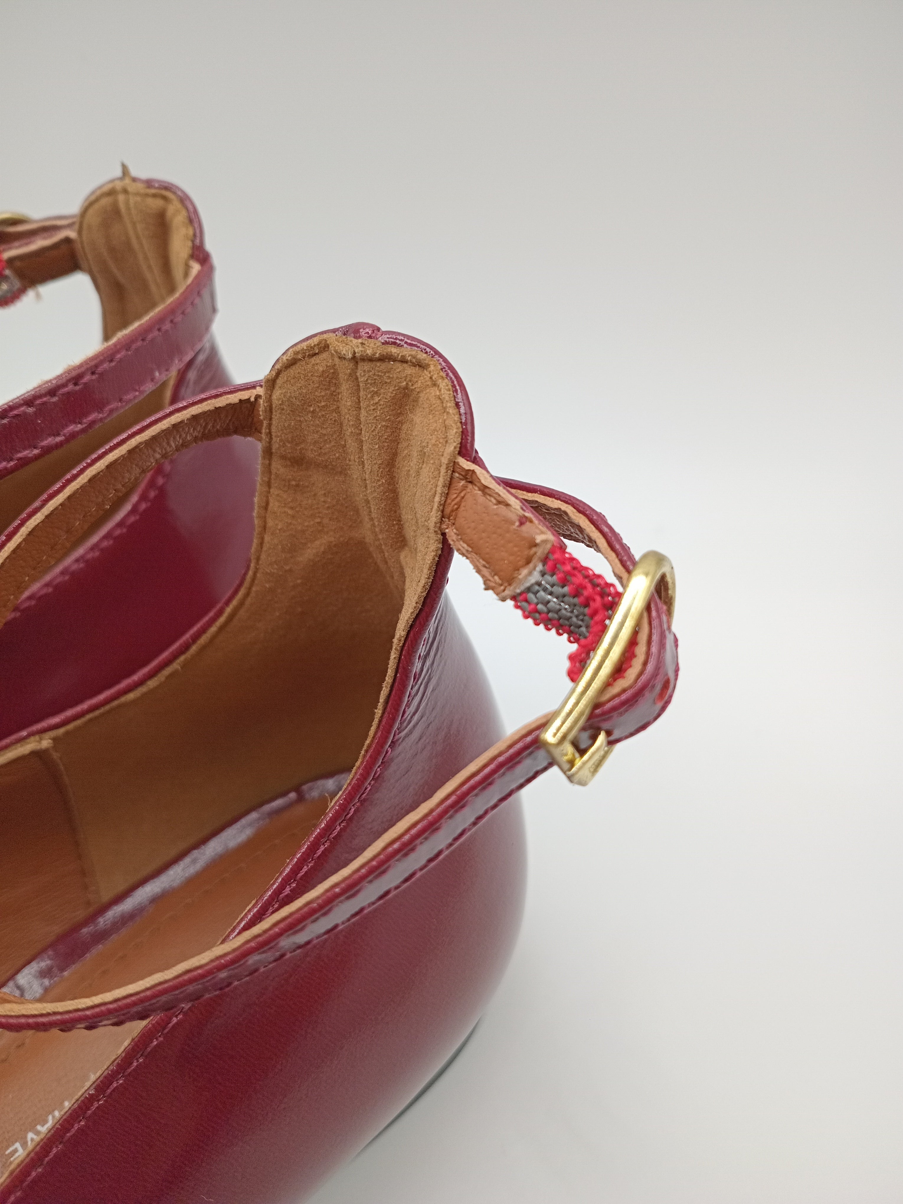 Sapatos Mary Jane Femininos Gioseppo em Verniz Bordeaux; Sabrinas Elegantes com Tira Dupla e Fivela Ajustável; Calçado Confortável com Salto Baixo para Festa e Trabalho; Sapatos de Senhora Modernos em Pele Sintética Brilhante