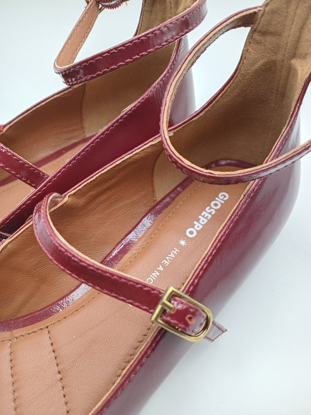 Sapatos Mary Jane Femininos Gioseppo em Verniz Bordeaux; Sabrinas Elegantes com Tira Dupla e Fivela Ajustável; Calçado Confortável com Salto Baixo para Festa e Trabalho; Sapatos de Senhora Modernos em Pele Sintética Brilhante