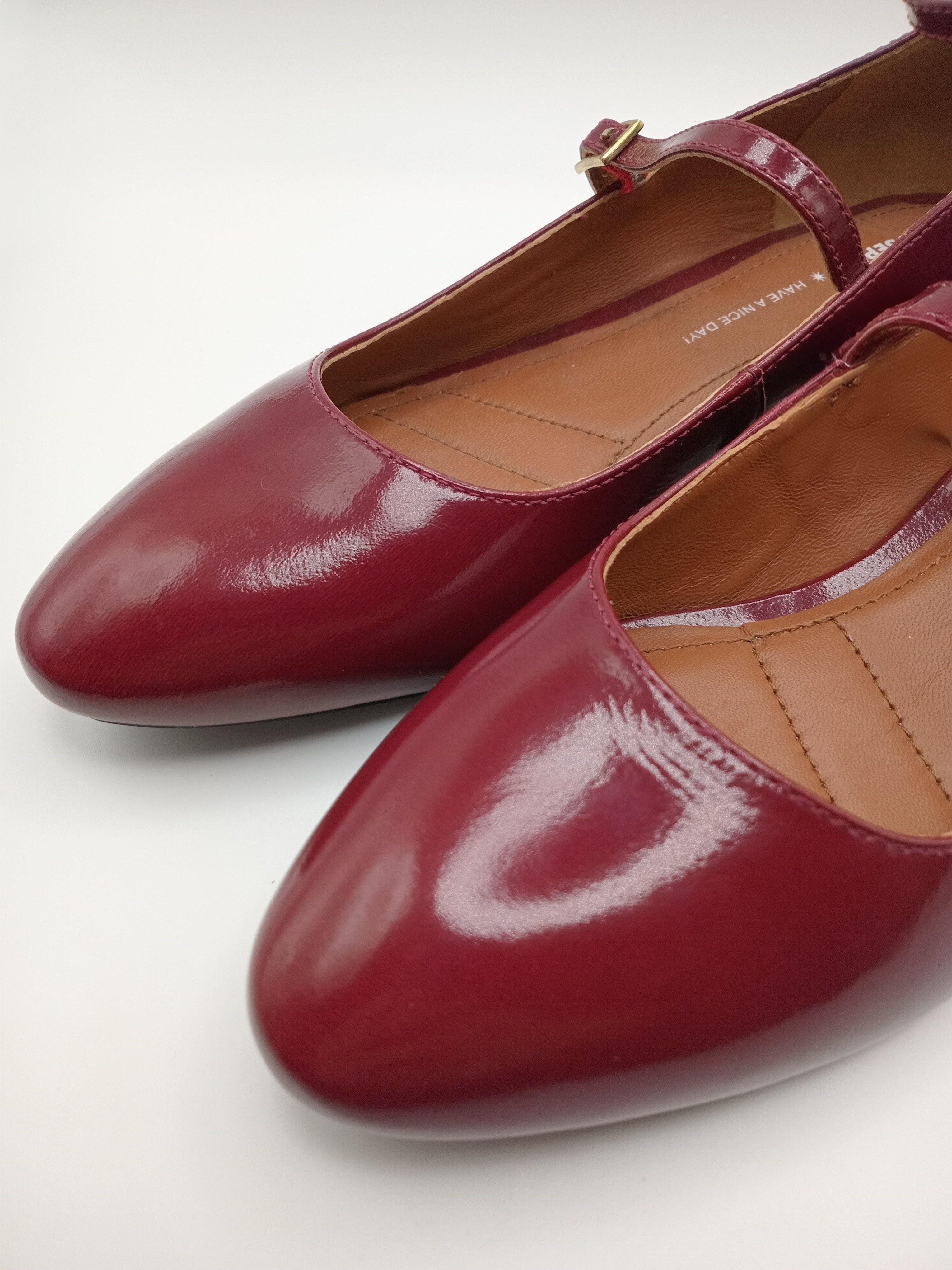 Sapatos Mary Jane Femininos Gioseppo em Verniz Bordeaux; Sabrinas Elegantes com Tira Dupla e Fivela Ajustável; Calçado Confortável com Salto Baixo para Festa e Trabalho; Sapatos de Senhora Modernos em Pele Sintética Brilhante