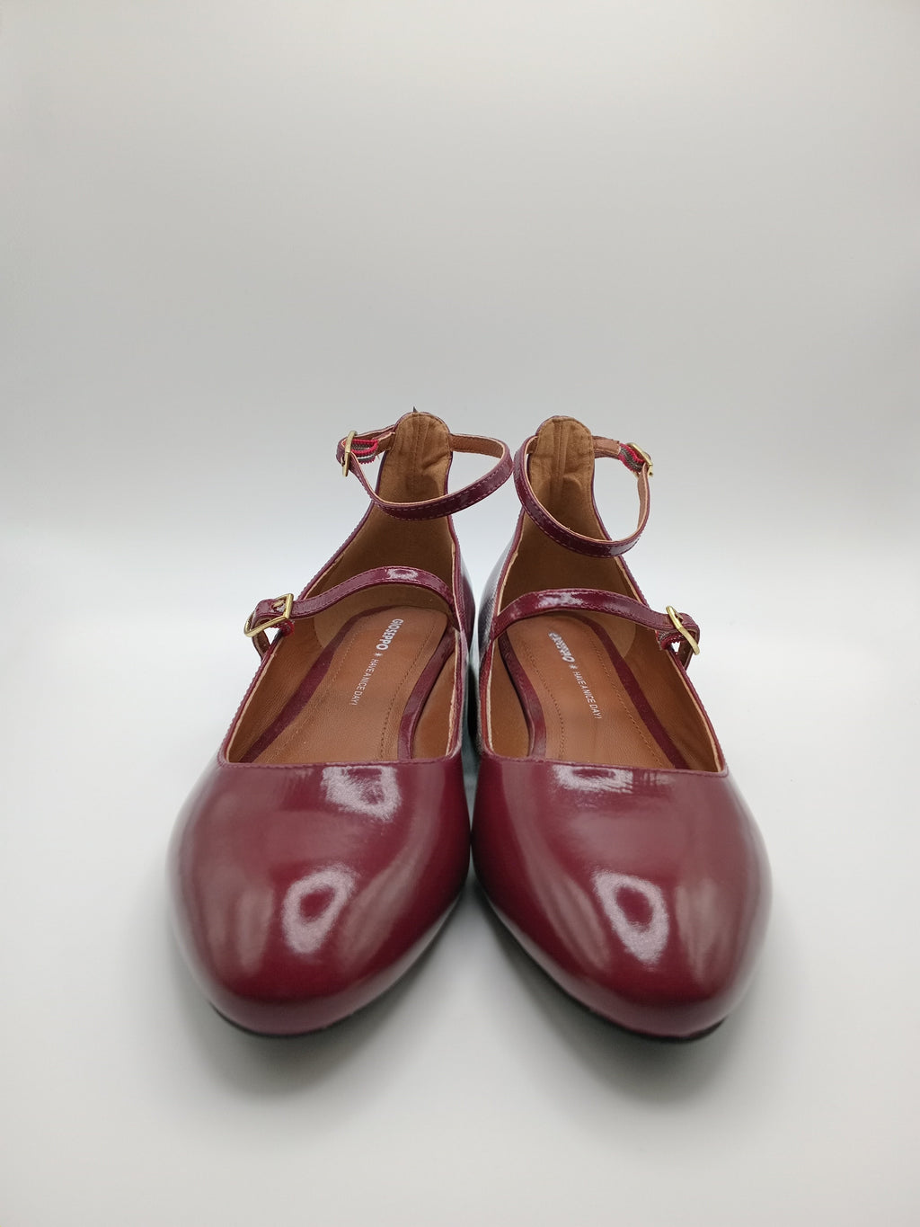 Sapatos Mary Jane Femininos Gioseppo em Verniz Bordeaux; Sabrinas Elegantes com Tira Dupla e Fivela Ajustável; Calçado Confortável com Salto Baixo para Festa e Trabalho; Sapatos de Senhora Modernos em Pele Sintética Brilhante
