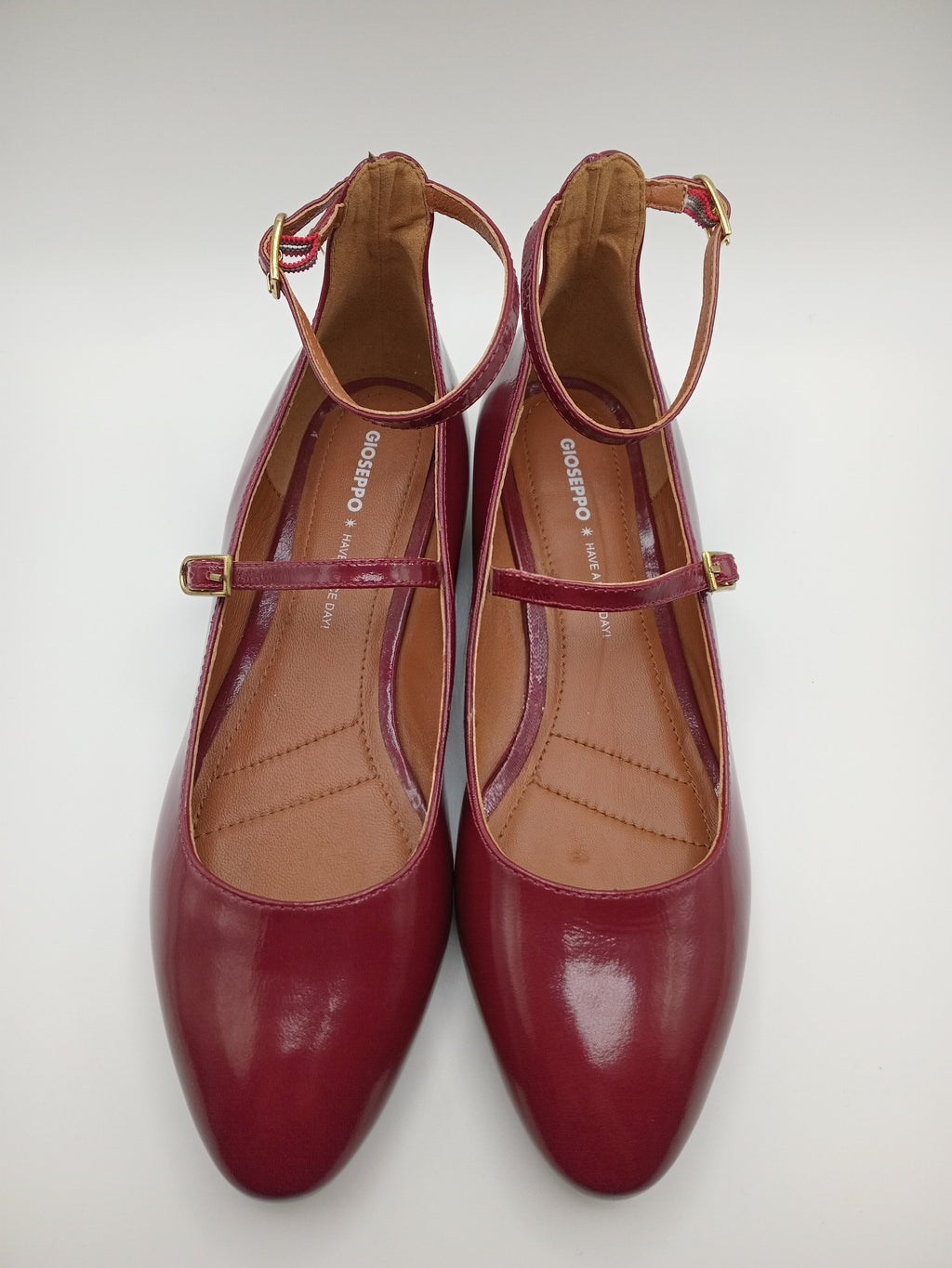 Sapatos Mary Jane Femininos Gioseppo em Verniz Bordeaux; Sabrinas Elegantes com Tira Dupla e Fivela Ajustável; Calçado Confortável com Salto Baixo para Festa e Trabalho; Sapatos de Senhora Modernos em Pele Sintética Brilhante