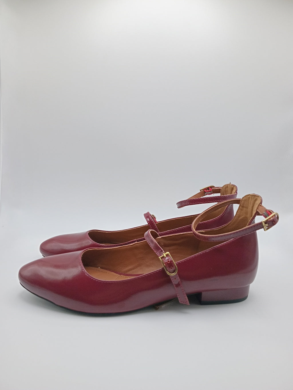 Sapatos Mary Jane Femininos Gioseppo em Verniz Bordeaux; Sabrinas Elegantes com Tira Dupla e Fivela Ajustável; Calçado Confortável com Salto Baixo para Festa e Trabalho; Sapatos de Senhora Modernos em Pele Sintética Brilhante
