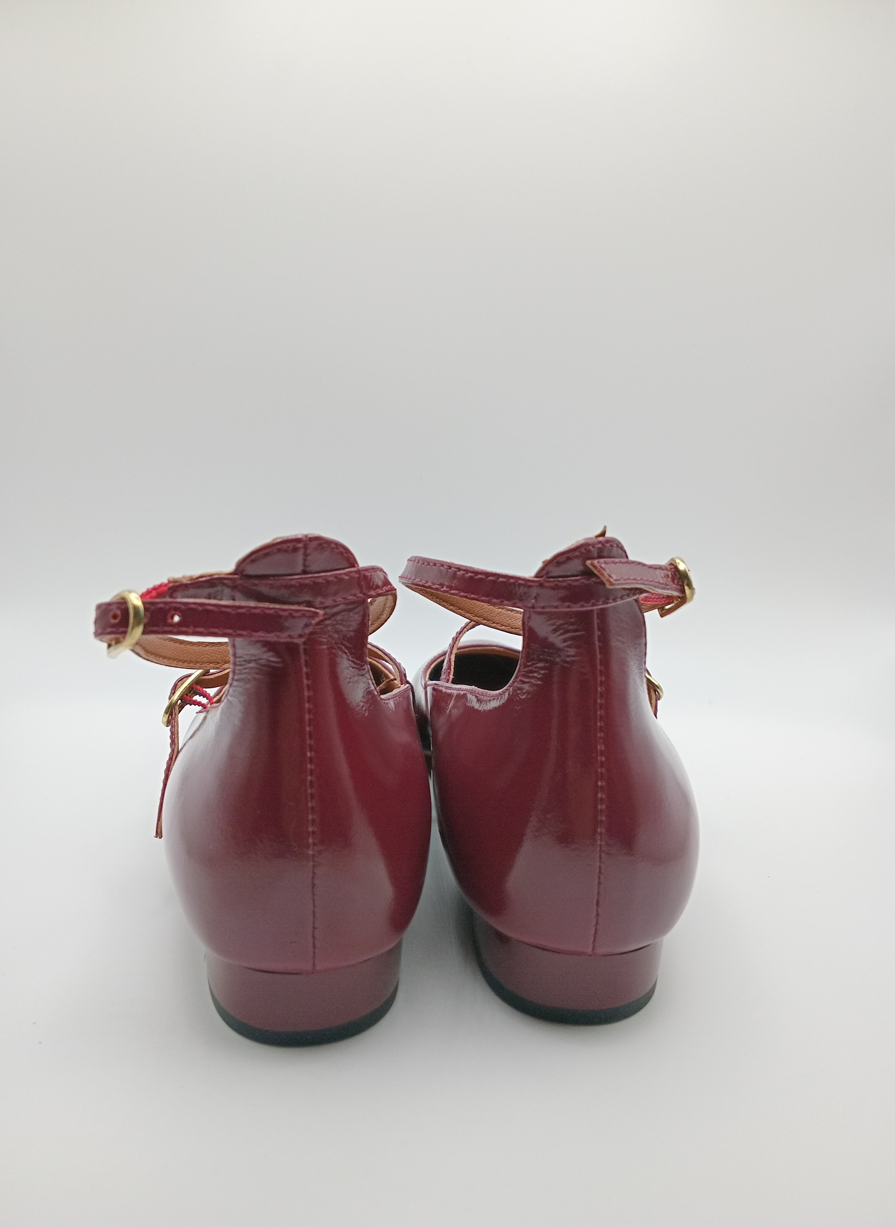 Sapatos Mary Jane Femininos Gioseppo em Verniz Bordeaux; Sabrinas Elegantes com Tira Dupla e Fivela Ajustável; Calçado Confortável com Salto Baixo para Festa e Trabalho; Sapatos de Senhora Modernos em Pele Sintética Brilhante