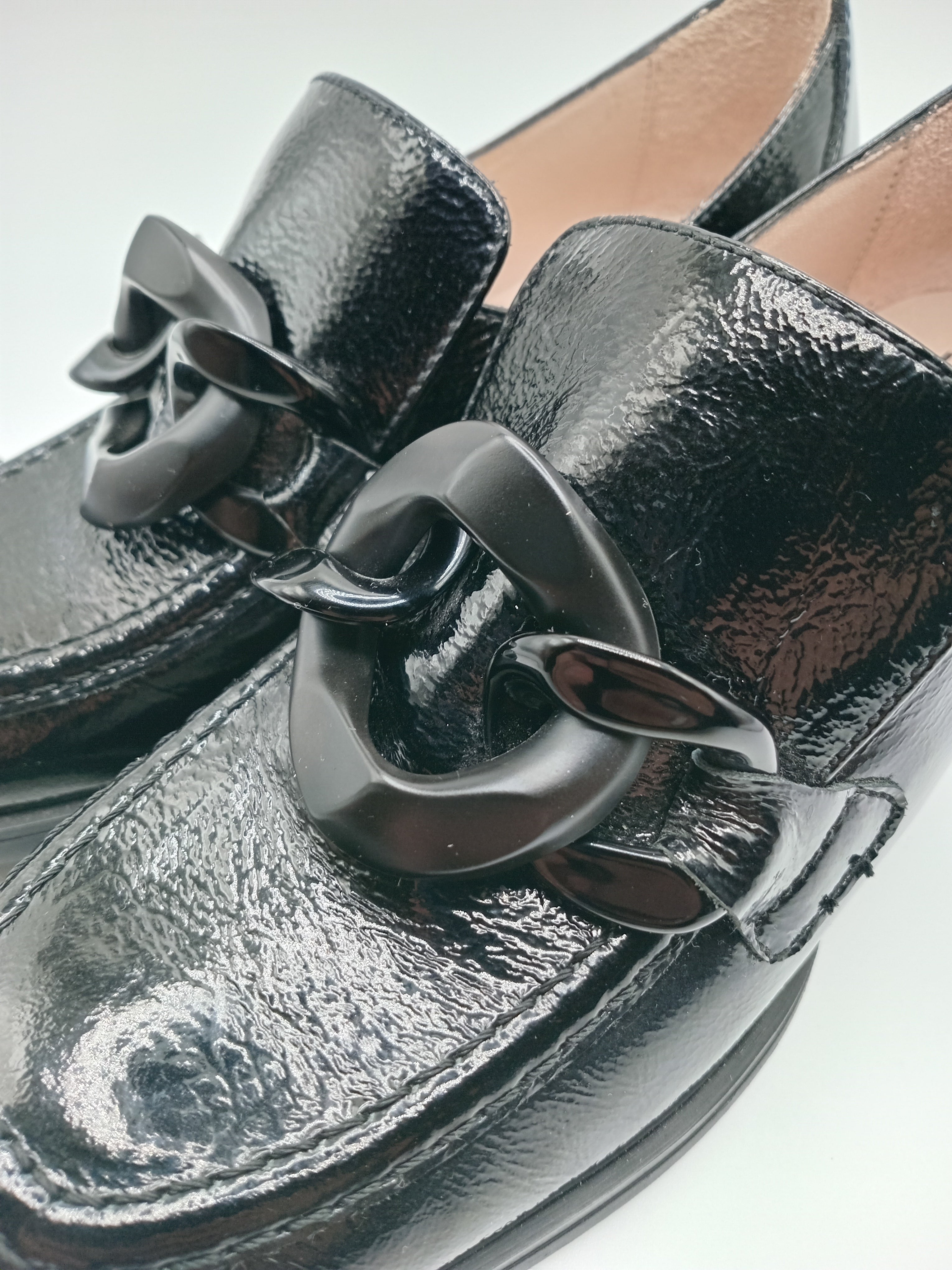 MOCASSIM SALTO HISPANITAS PRETO COURO TIRA CORRENTE BICO REDONDO