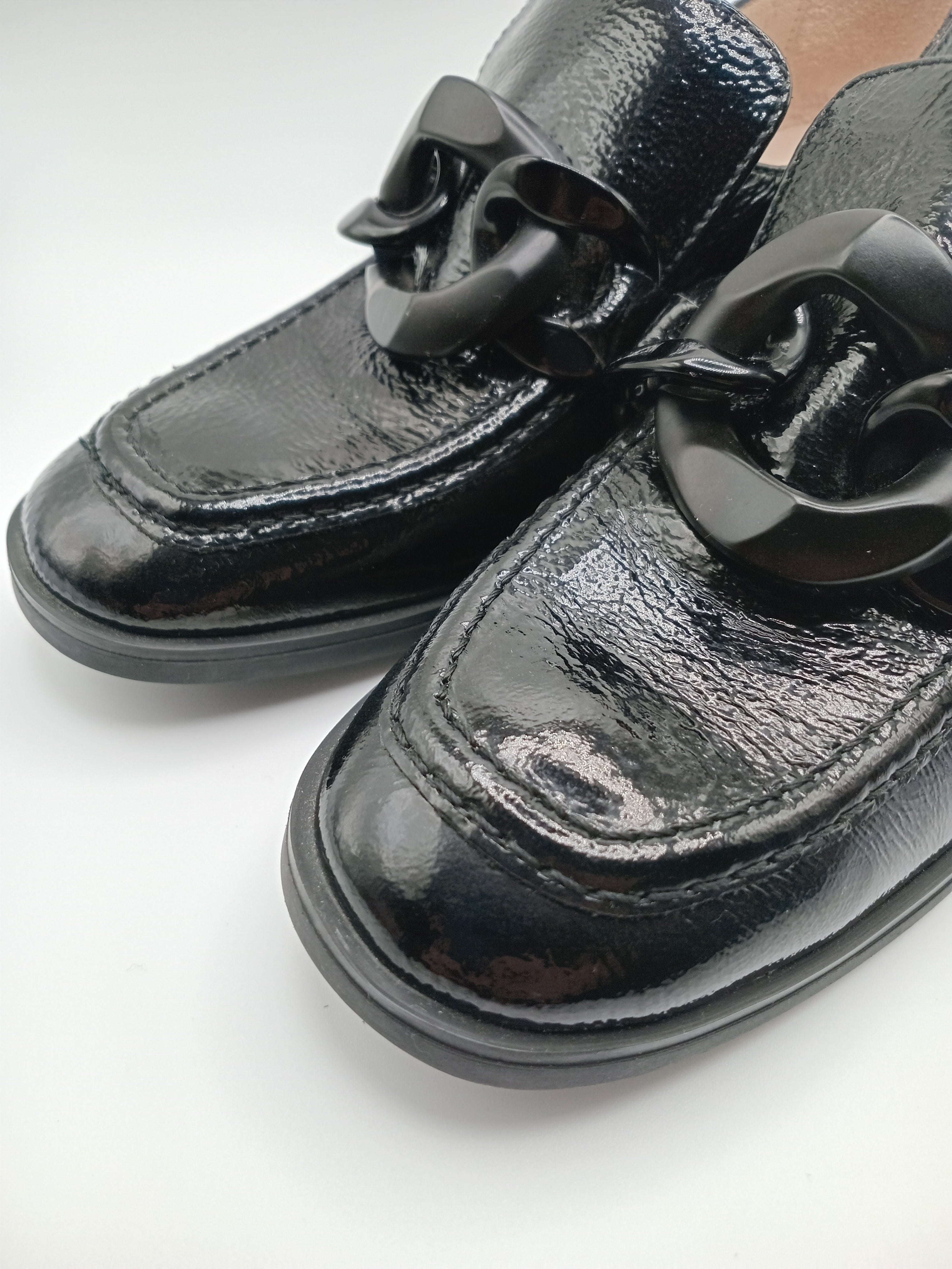 MOCASSIM SALTO HISPANITAS PRETO COURO TIRA CORRENTE BICO REDONDO