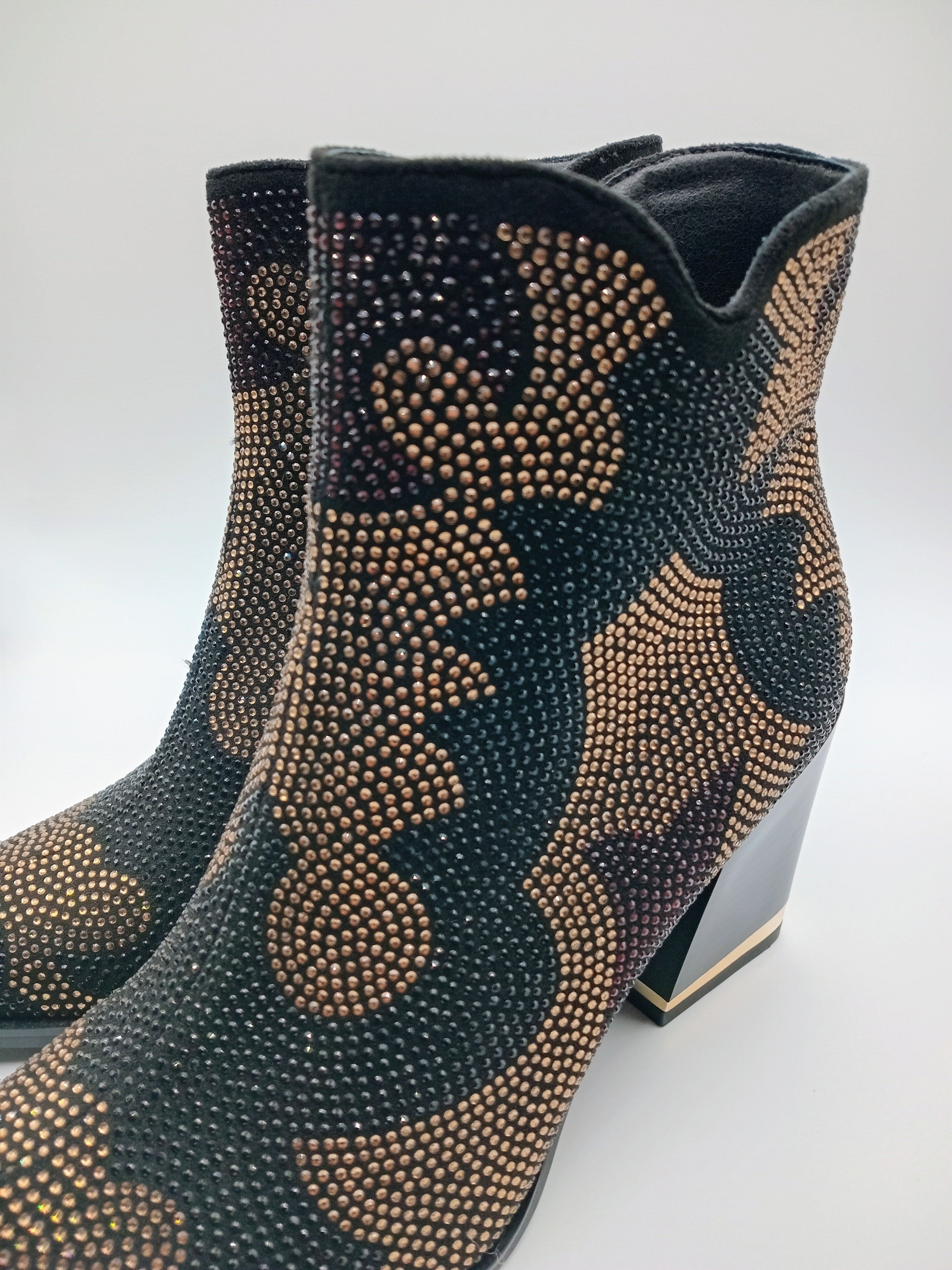 BOTA COWGIRL ROCKAWAY PRETO CRAVEJADA BRILHO BICUDO