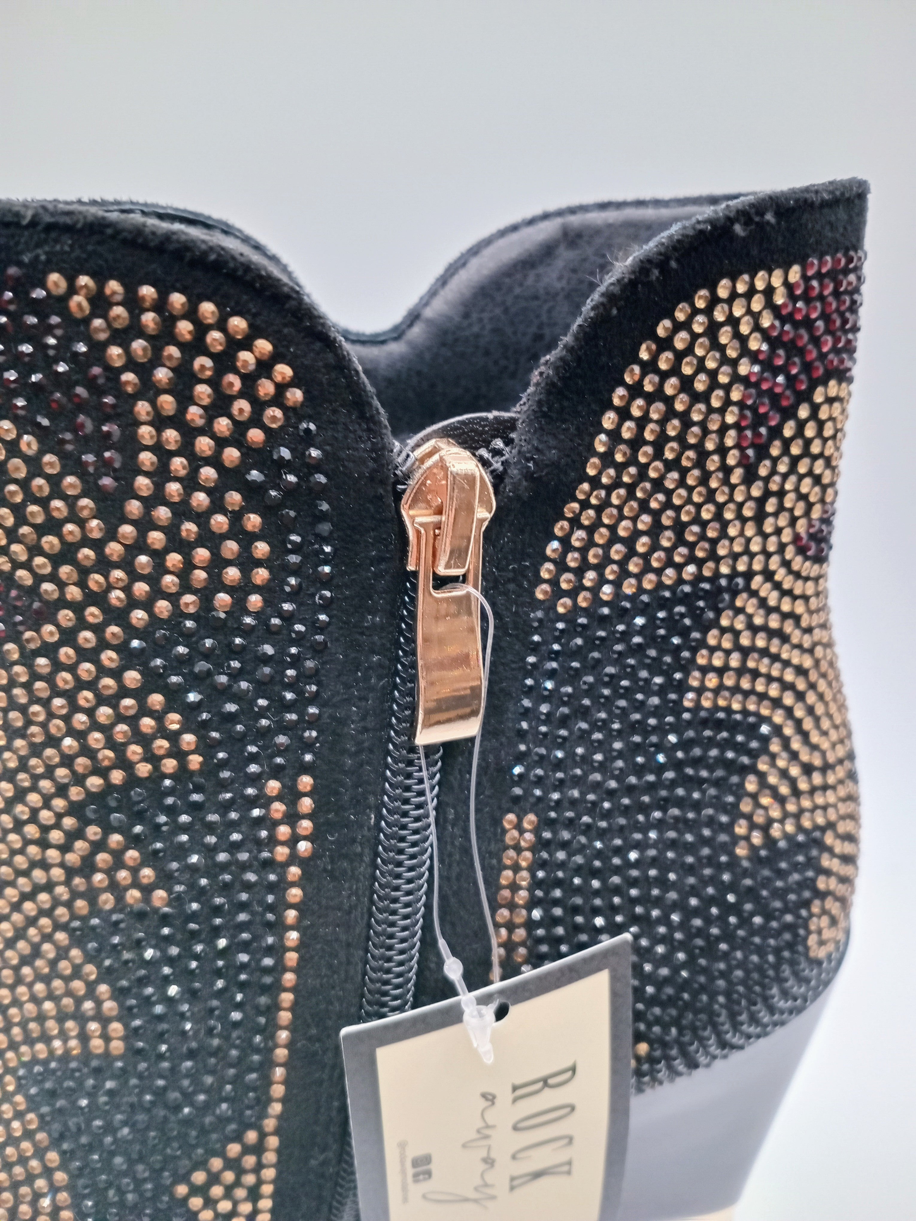 BOTA COWGIRL ROCKAWAY PRETO CRAVEJADA BRILHO BICUDO