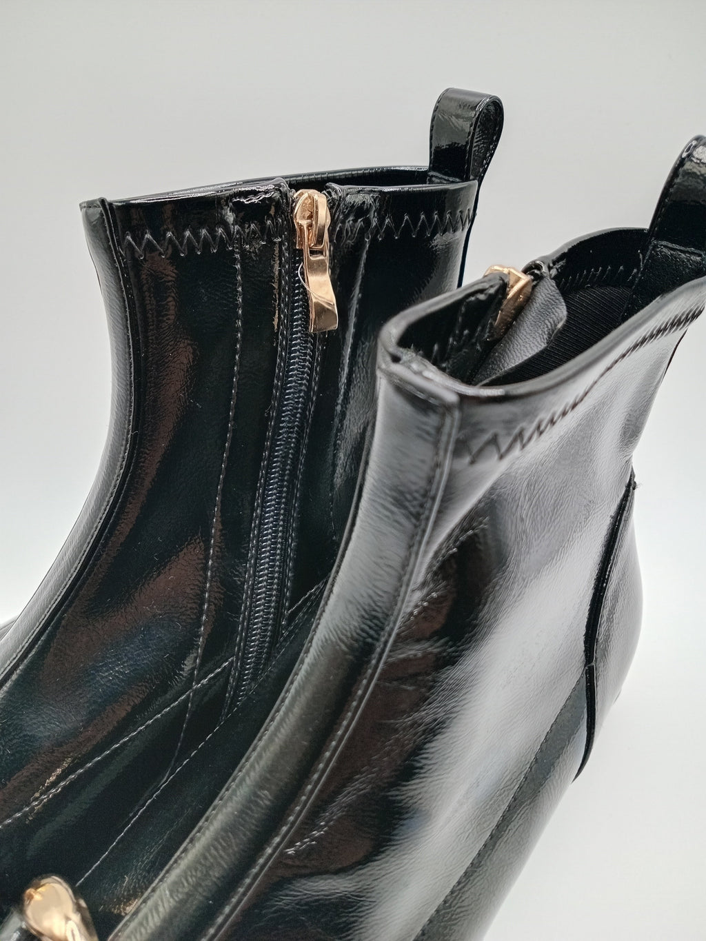 BOTA TEXANA ROCKAWAY PRETO ECO PELE TIRA CORRENTE DOURADO ZIPER BOTIM