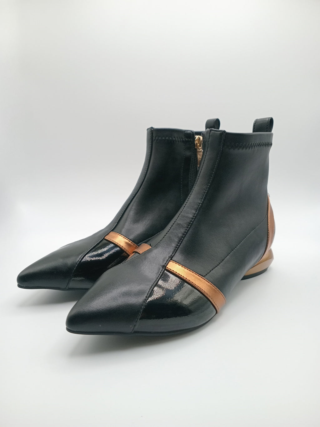 Botins Femininos Rockaway Eco Pele Preta e Bronze, Design Futurista com Salto Metálico Original e Bico Fino, Botas de Cano Curto Elegantes com Fecho Lateral