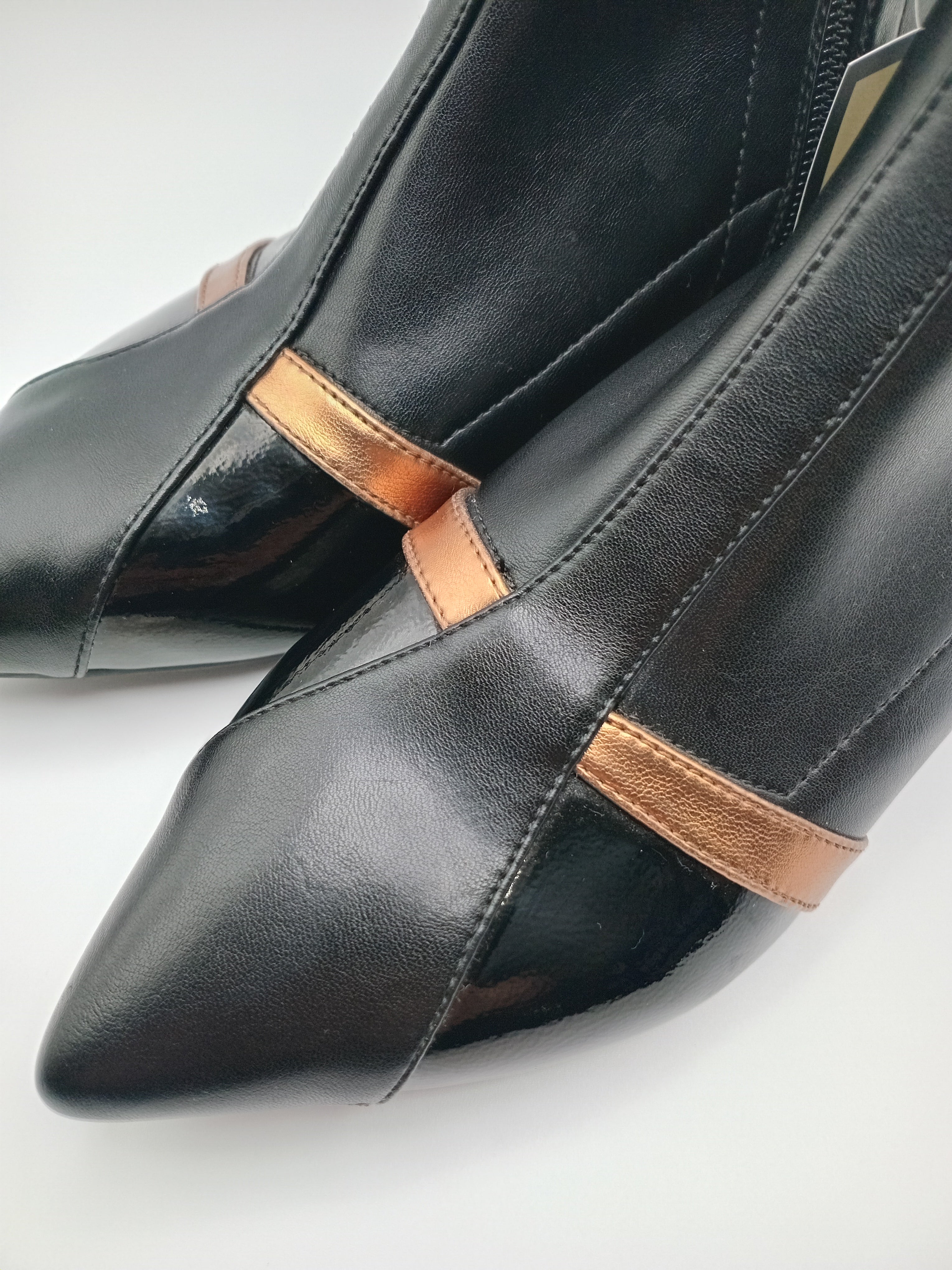 Botins Femininos Rockaway Eco Pele Preta e Bronze, Design Futurista com Salto Metálico Original e Bico Fino, Botas de Cano Curto Elegantes com Fecho Lateral