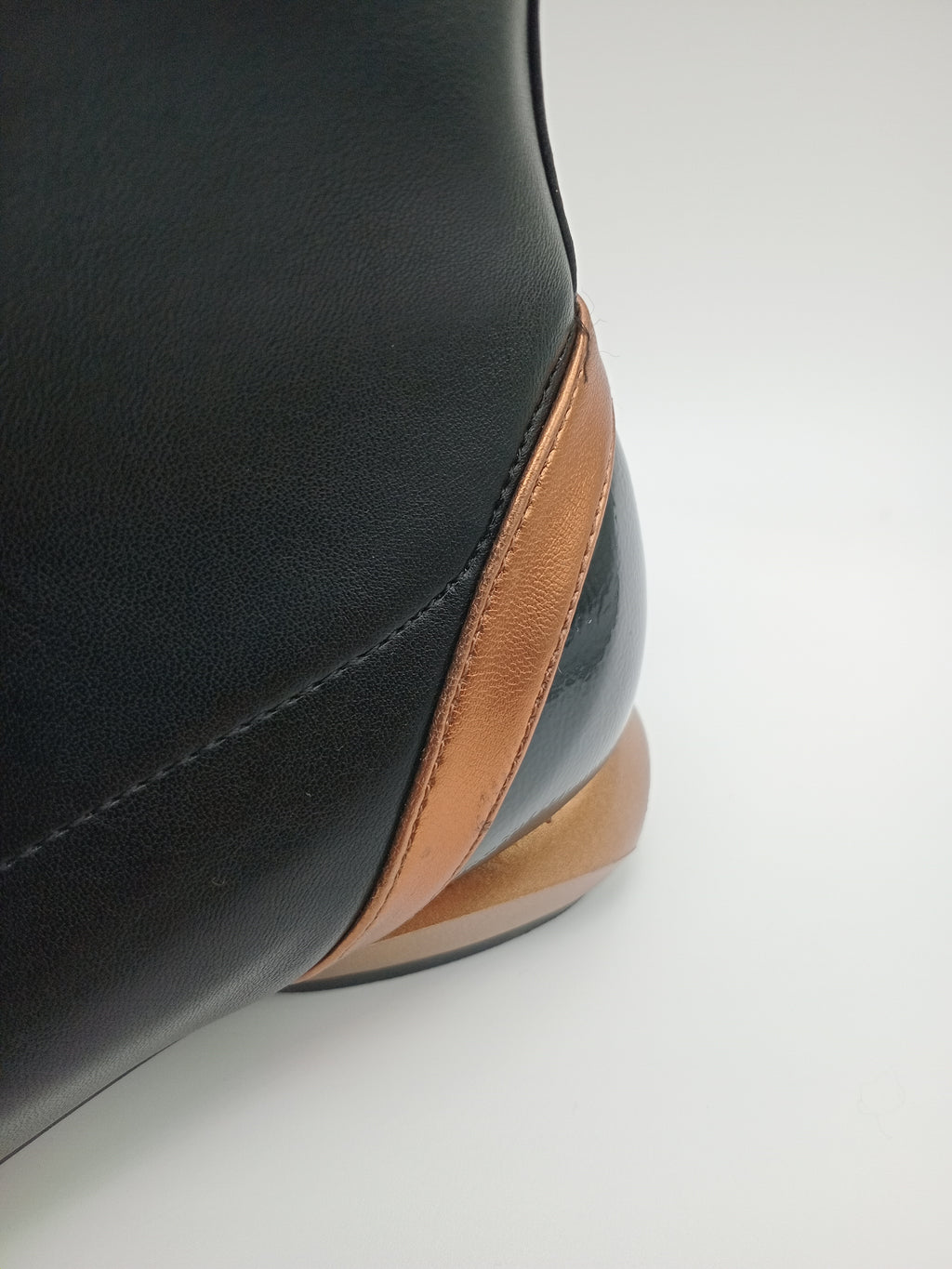 Botins Femininos Rockaway Eco Pele Preta e Bronze, Design Futurista com Salto Metálico Original e Bico Fino, Botas de Cano Curto Elegantes com Fecho Lateral
