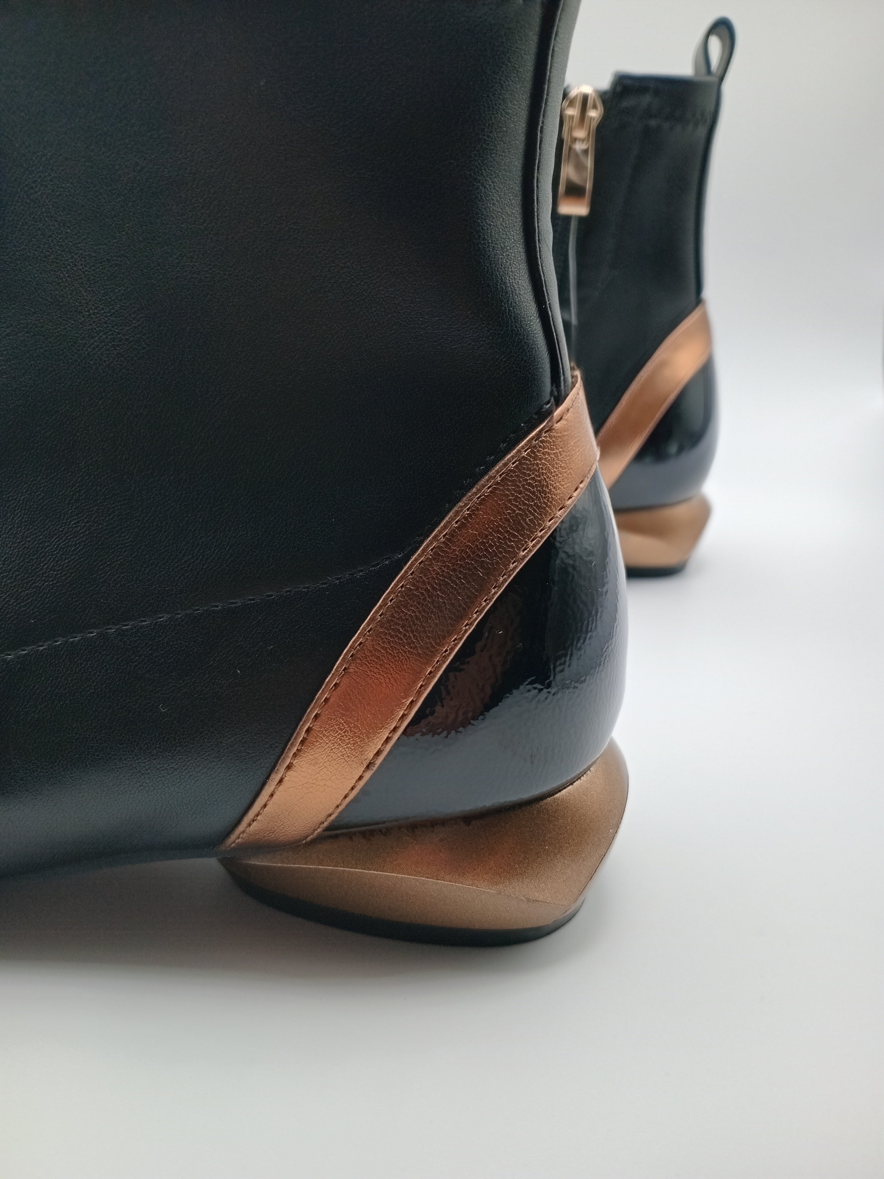 Botins Femininos Rockaway Eco Pele Preta e Bronze, Design Futurista com Salto Metálico Original e Bico Fino, Botas de Cano Curto Elegantes com Fecho Lateral