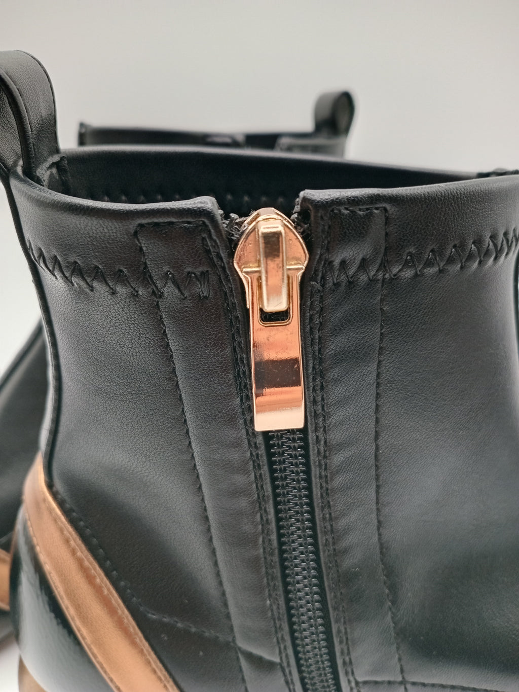 Botins Femininos Rockaway Eco Pele Preta e Bronze, Design Futurista com Salto Metálico Original e Bico Fino, Botas de Cano Curto Elegantes com Fecho Lateral