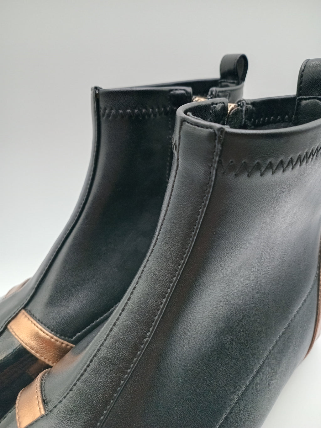 Botins Femininos Rockaway Eco Pele Preta e Bronze, Design Futurista com Salto Metálico Original e Bico Fino, Botas de Cano Curto Elegantes com Fecho Lateral