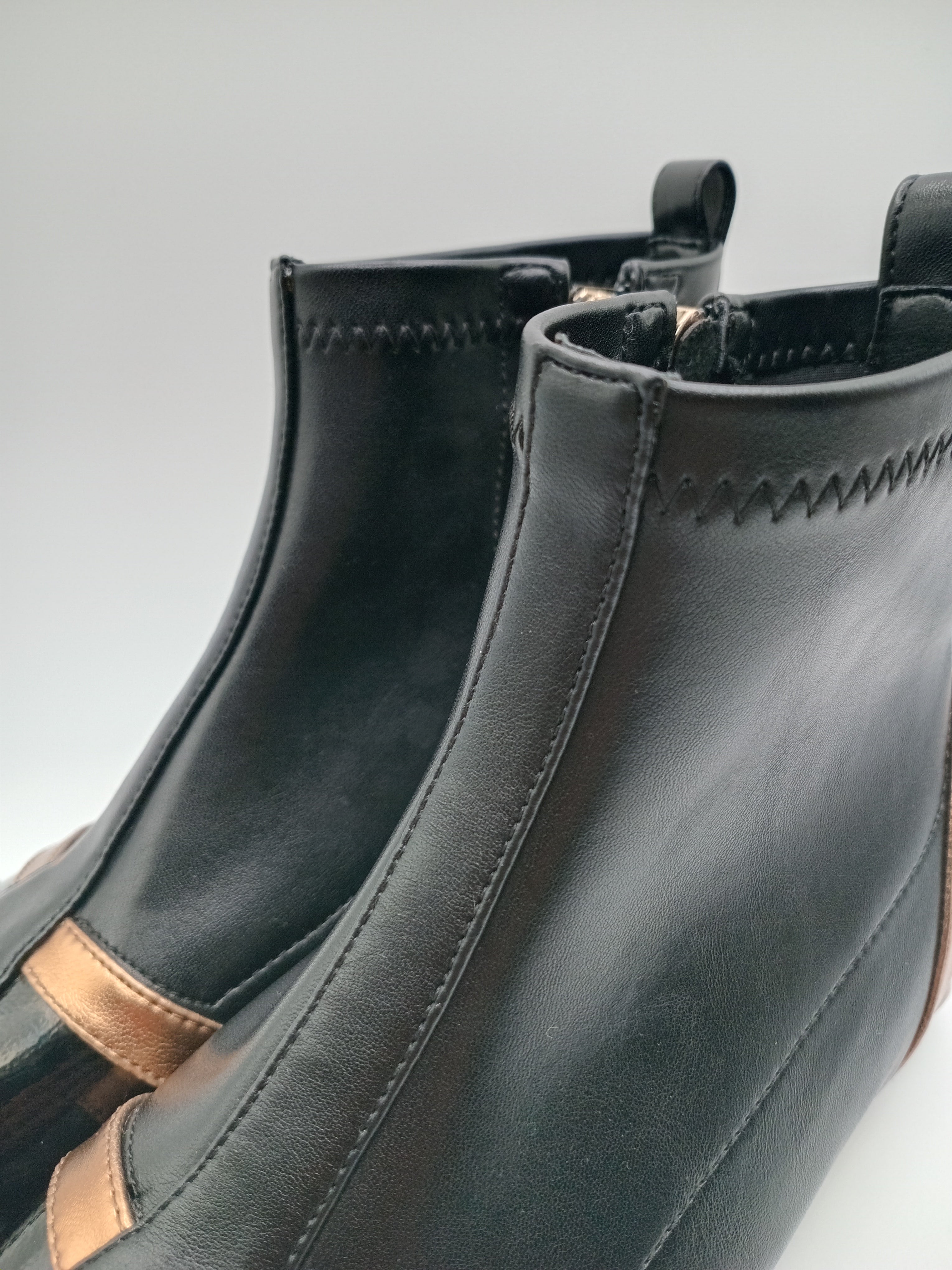 Botins Femininos Rockaway Eco Pele Preta e Bronze, Design Futurista com Salto Metálico Original e Bico Fino, Botas de Cano Curto Elegantes com Fecho Lateral