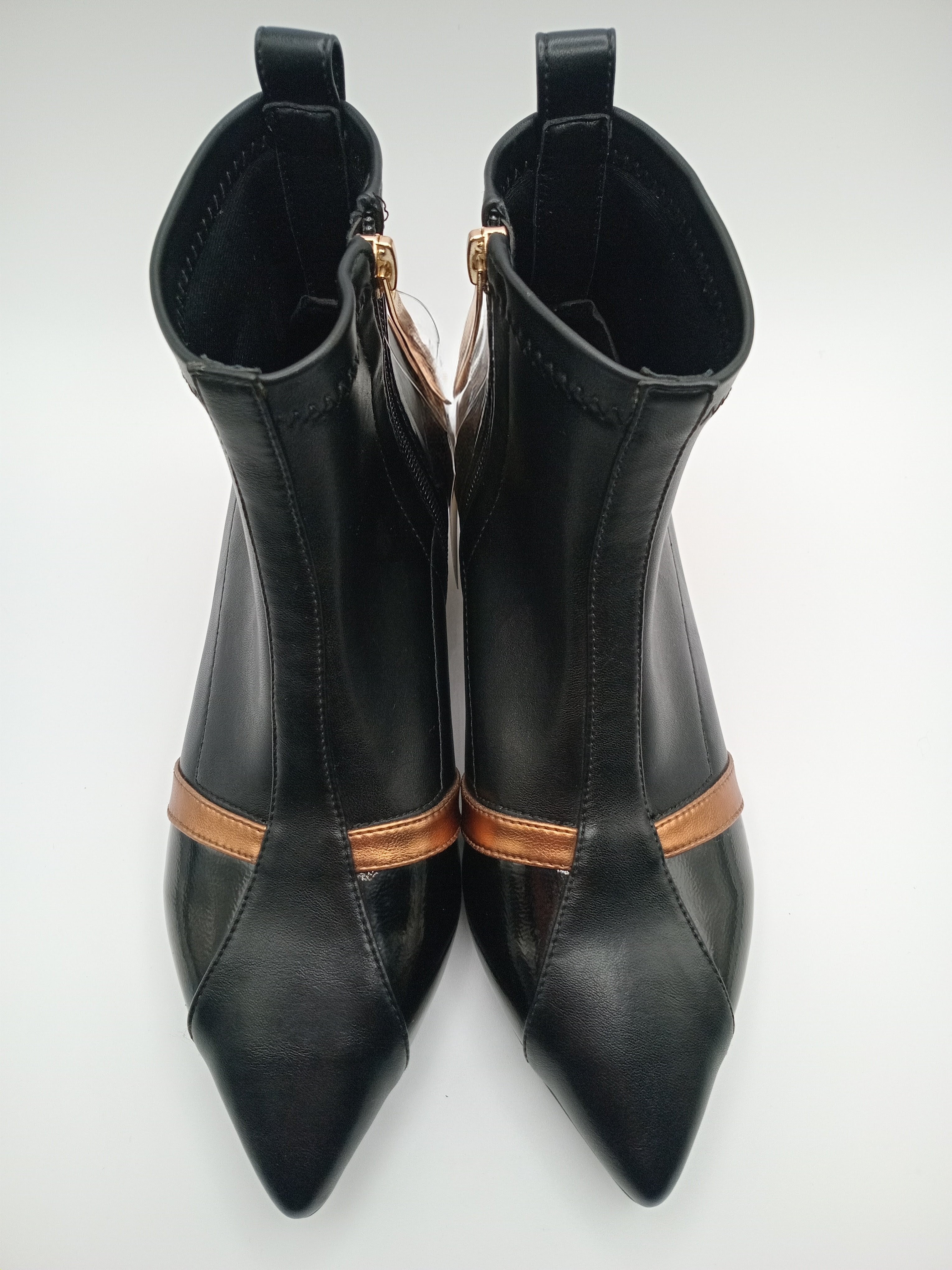 Botins Femininos Rockaway Eco Pele Preta e Bronze, Design Futurista com Salto Metálico Original e Bico Fino, Botas de Cano Curto Elegantes com Fecho Lateral