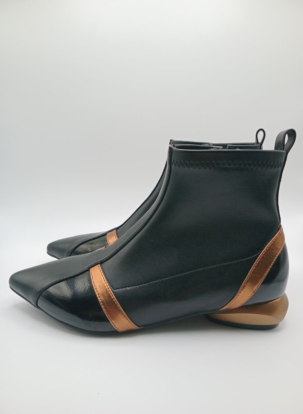 Botins Femininos Rockaway Eco Pele Preta e Bronze, Design Futurista com Salto Metálico Original e Bico Fino, Botas de Cano Curto Elegantes com Fecho Lateral