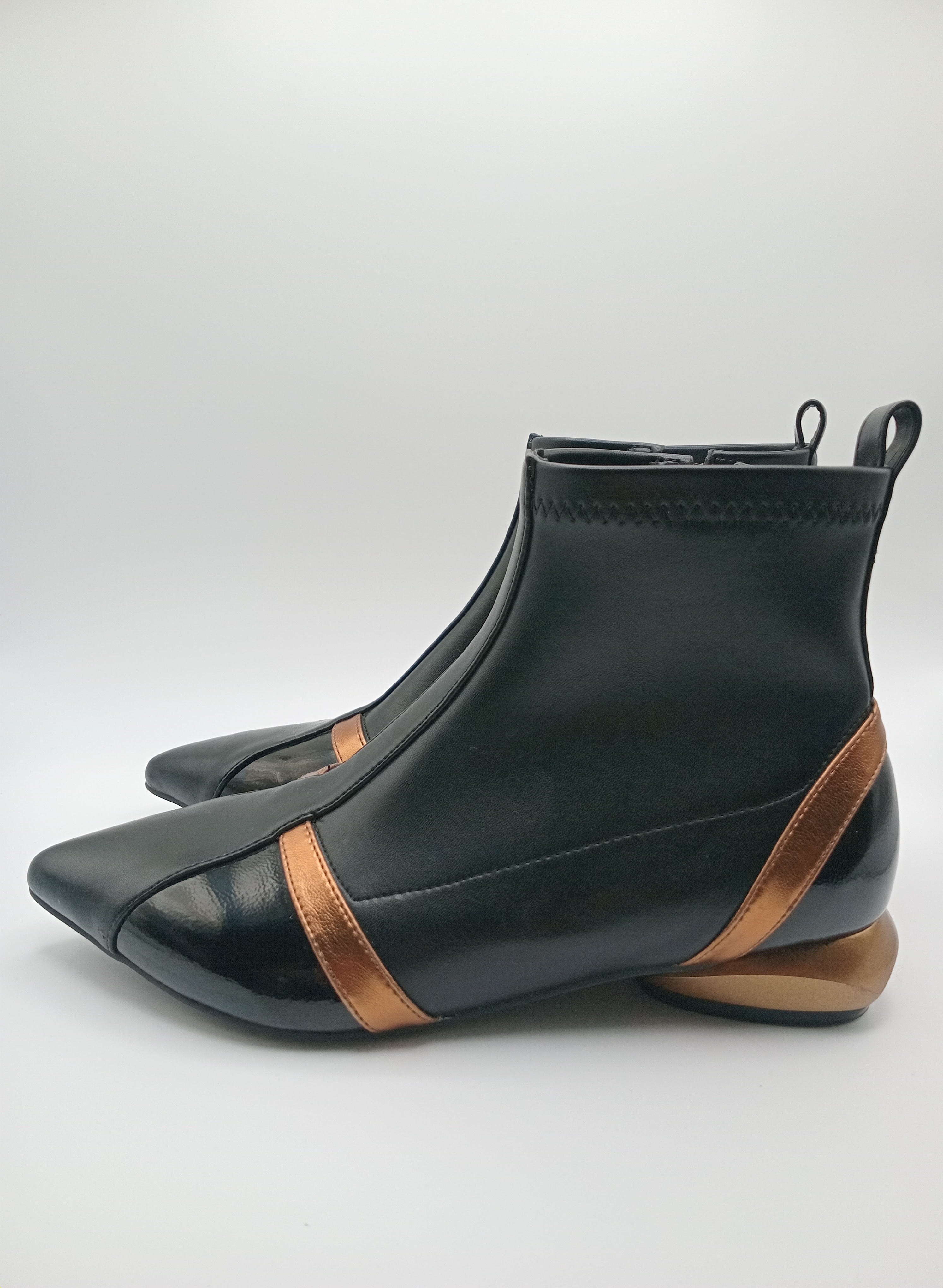 Botins Femininos Rockaway Eco Pele Preta e Bronze, Design Futurista com Salto Metálico Original e Bico Fino, Botas de Cano Curto Elegantes com Fecho Lateral