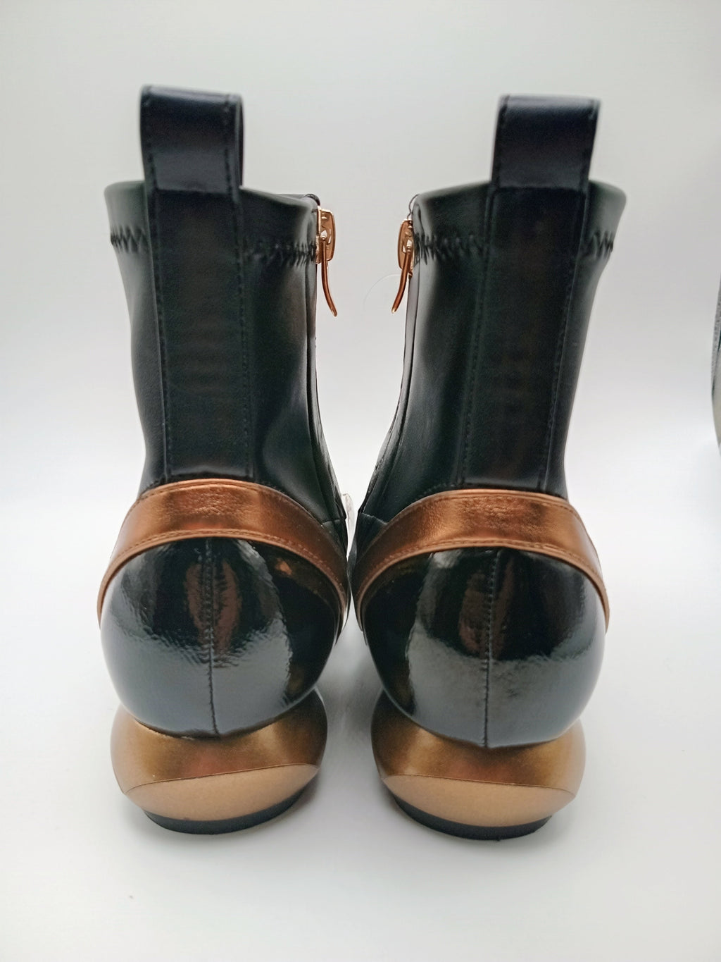 Botins Femininos Rockaway Eco Pele Preta e Bronze, Design Futurista com Salto Metálico Original e Bico Fino, Botas de Cano Curto Elegantes com Fecho Lateral