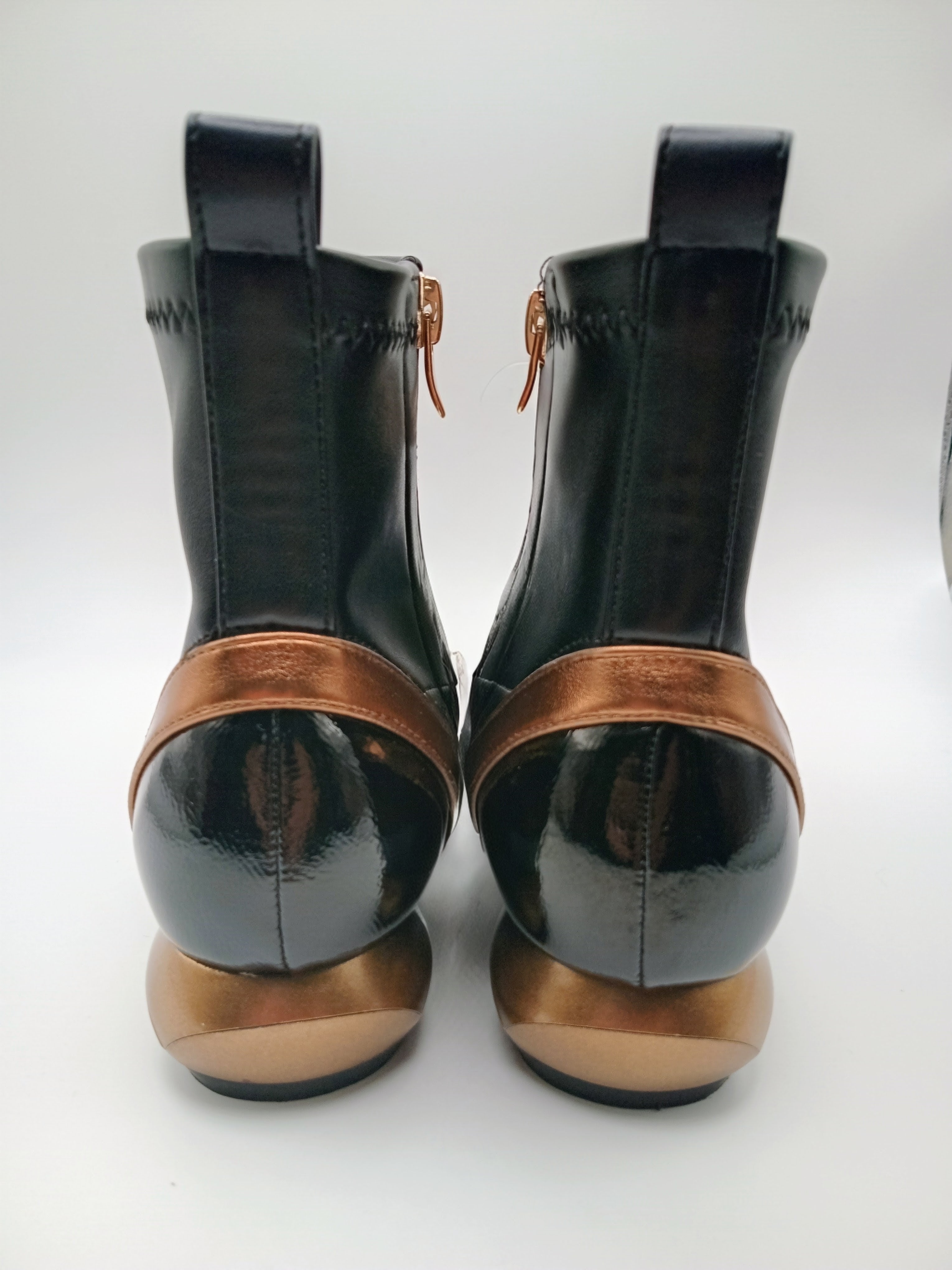 Botins Femininos Rockaway Eco Pele Preta e Bronze, Design Futurista com Salto Metálico Original e Bico Fino, Botas de Cano Curto Elegantes com Fecho Lateral