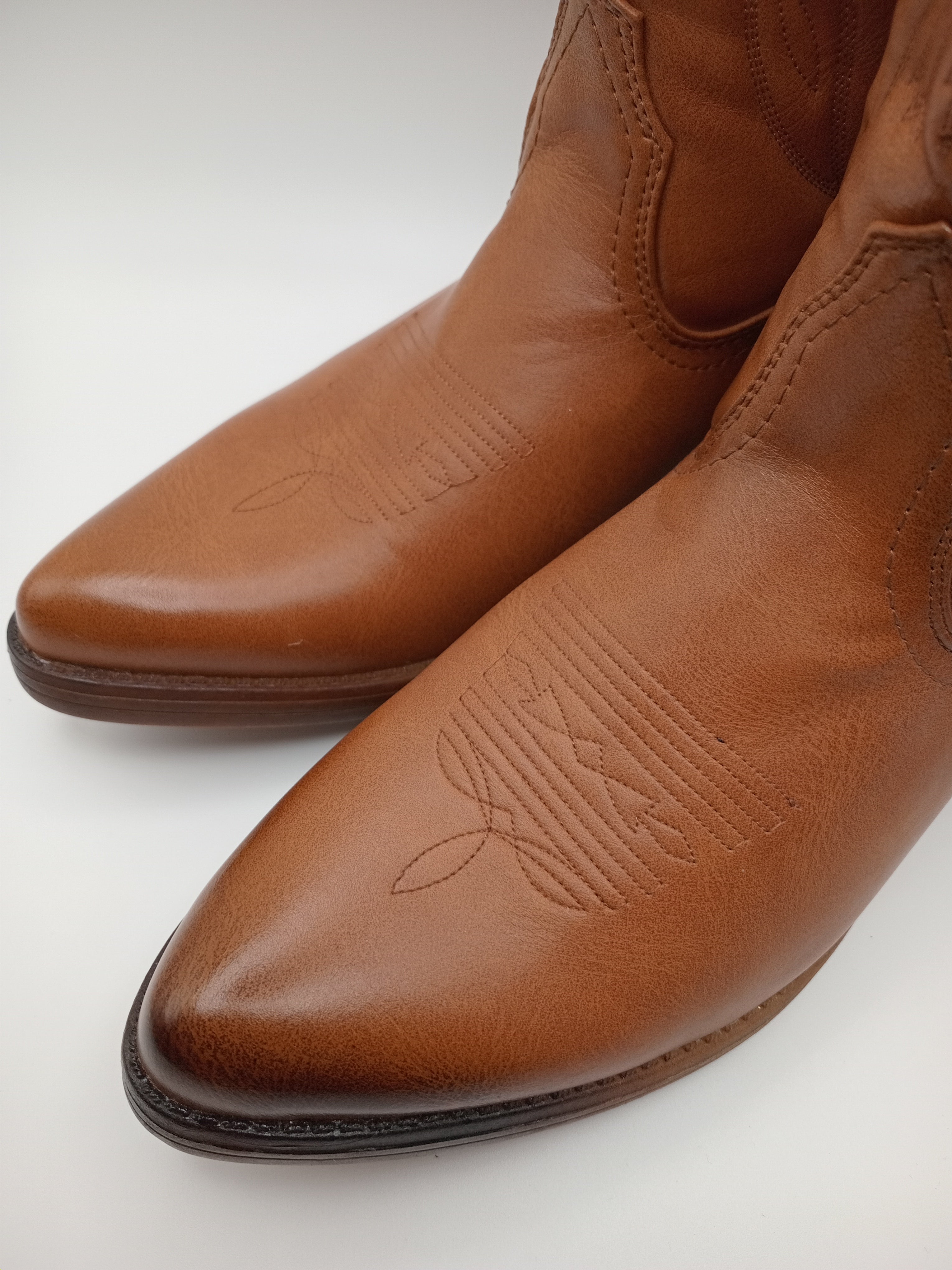 BOTA COWGIRL IDEAL SHOES CUOIO CASTANHO ECO PELE BORDADO BICUDO