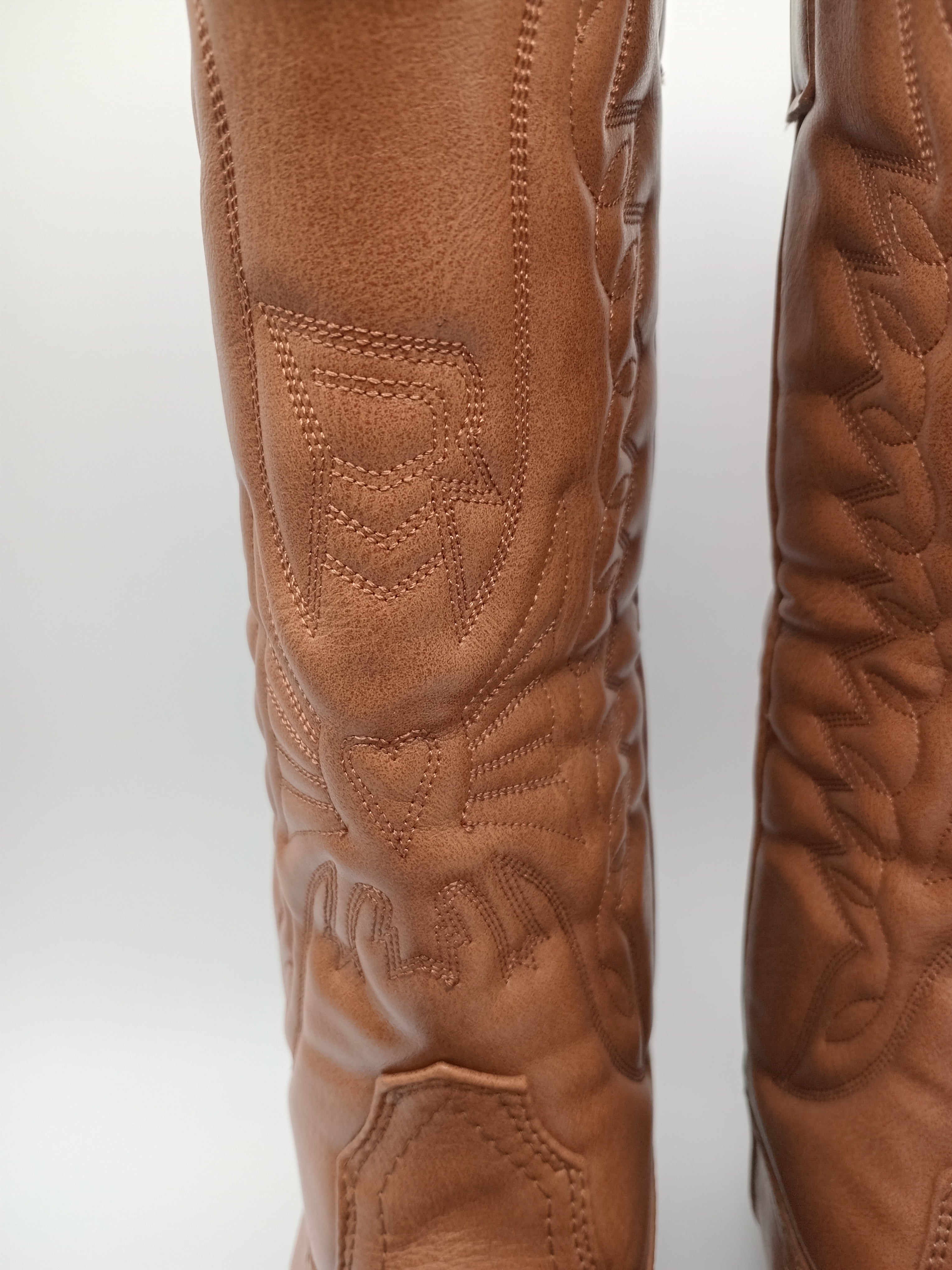 BOTA COWGIRL IDEAL SHOES CUOIO CASTANHO ECO PELE BORDADO BICUDO