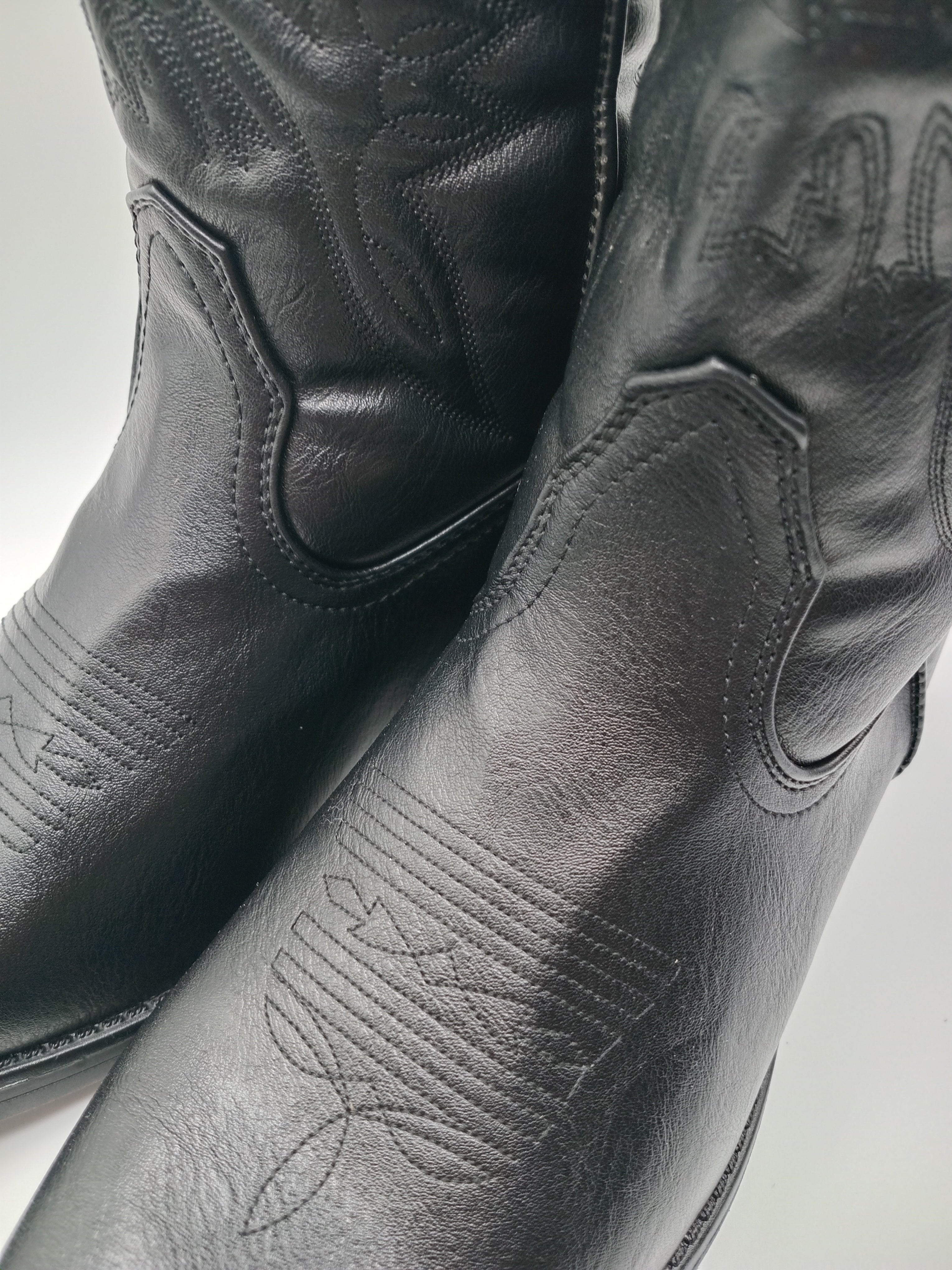 BOTA COWGIRL IDEAL SHOES NERO PRETO ECO PELE BORDADO BICUDO