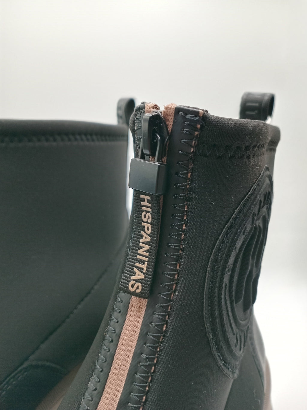 BOTA TÊNIS HISPANITAS PRETO ZIPER FRENTE LOGO ALTO RELEVO 3D